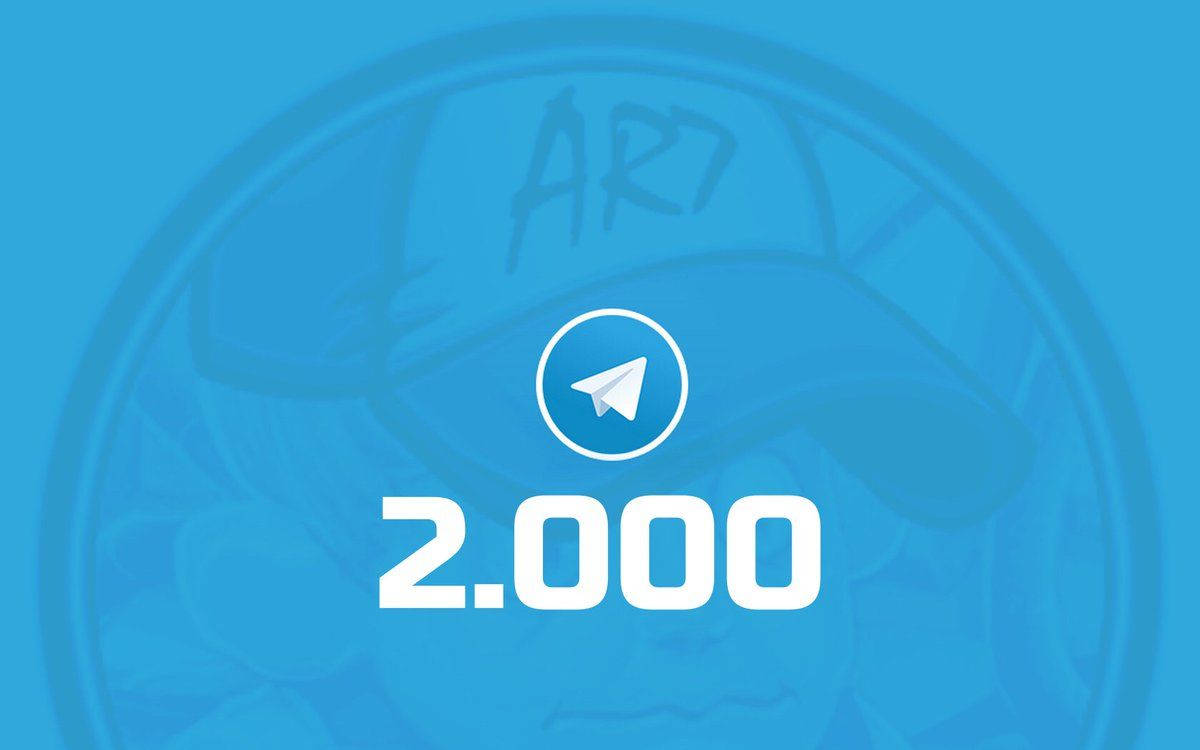 Telegram 2000 AR7 壁紙 — 一個大膽的白色Telegram標誌和數字2.000，居中在純藍色背景上，帶有微弱的圓形塗鴉藝術。