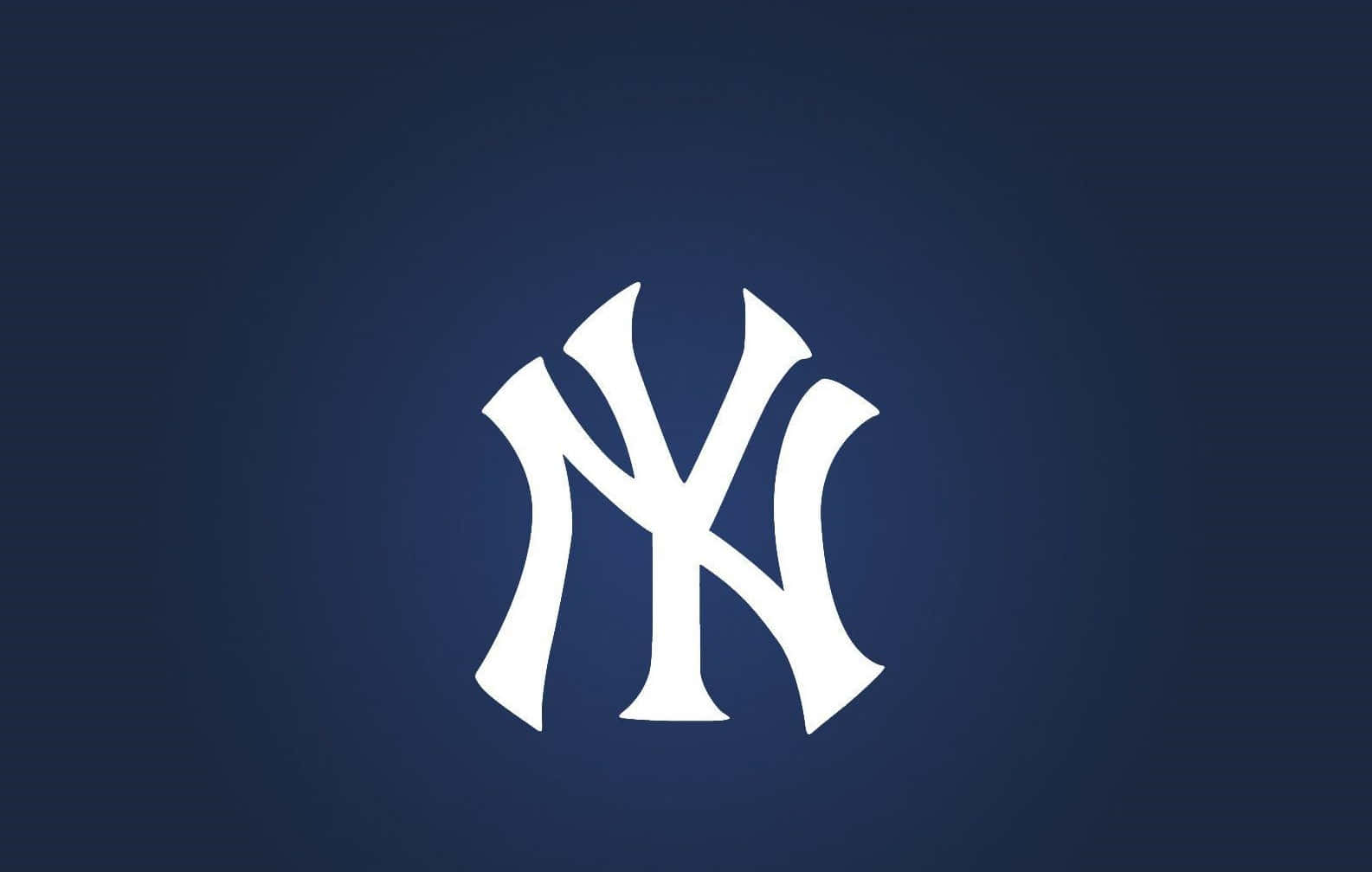 Yankees 桌布 壁紙 — 一個大膽的白色交錯NY標誌，居中在深藍色漸變背景上。