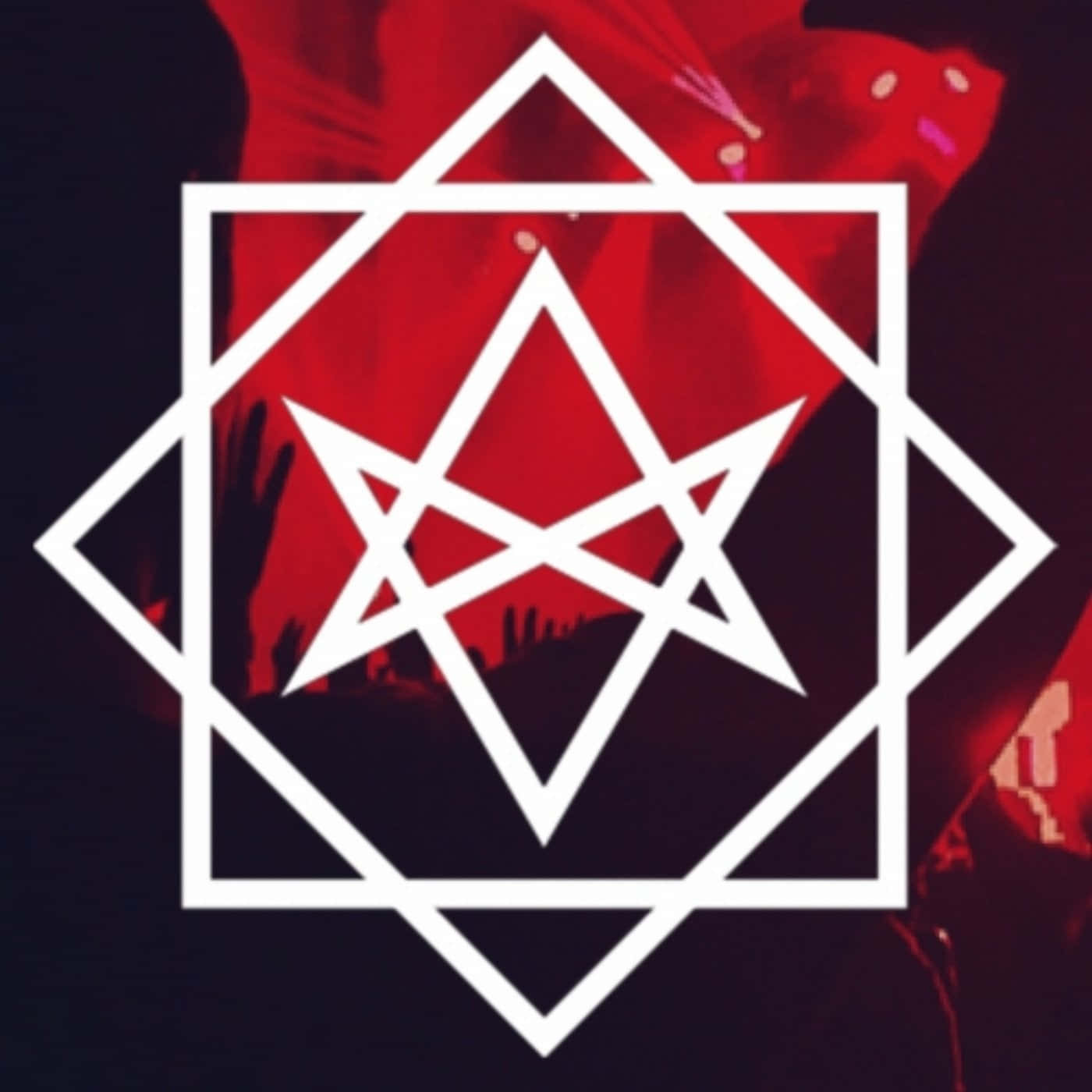 Thelema 桌布 壁紙 — 一個大膽的白色幾何星形和方形徽章覆蓋在深紅色舉手的演唱會人群上。