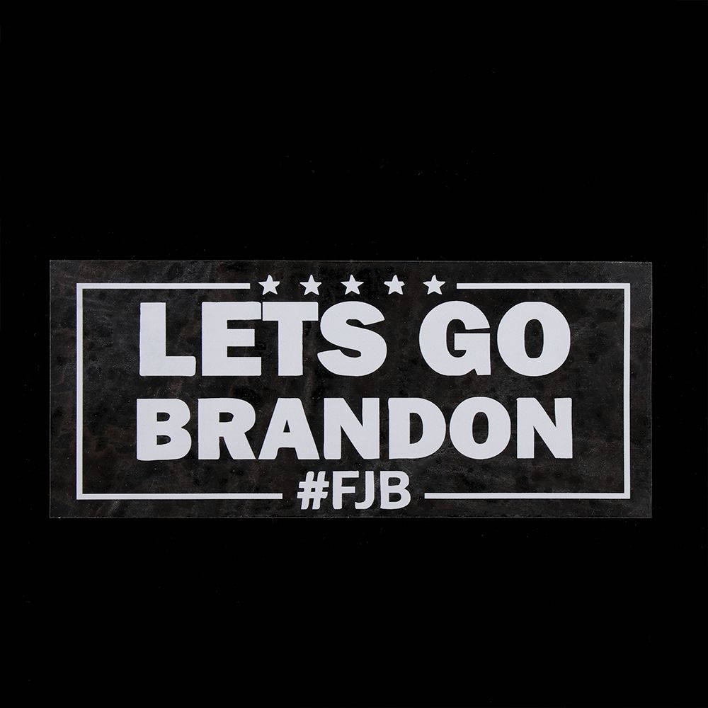 Let's Go Brandon #FJB 壁紙 — 一個大膽的白色貼紙，上面有「LETS GO BRANDON」和「#FJB」，背景是帶紋理的黑色。