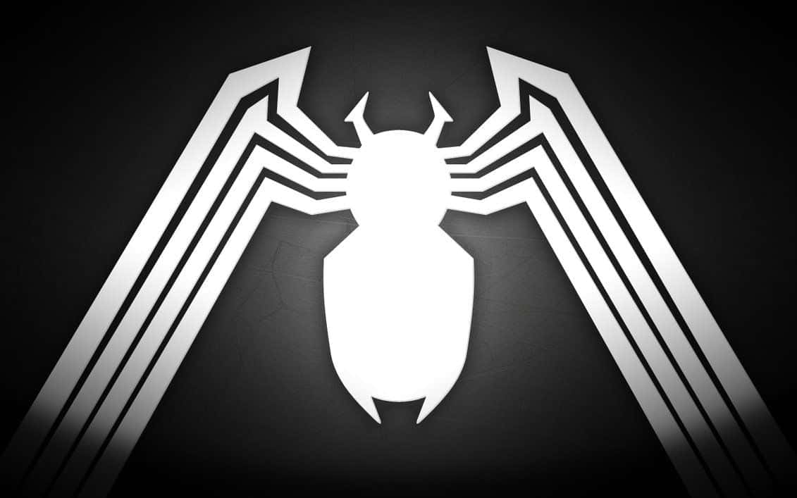 Venom Logo 桌布 壁紙 — 一個大膽的白色風格化蜘蛛標誌，帶有金屬條紋，在深色紋理背景上散發光芒。