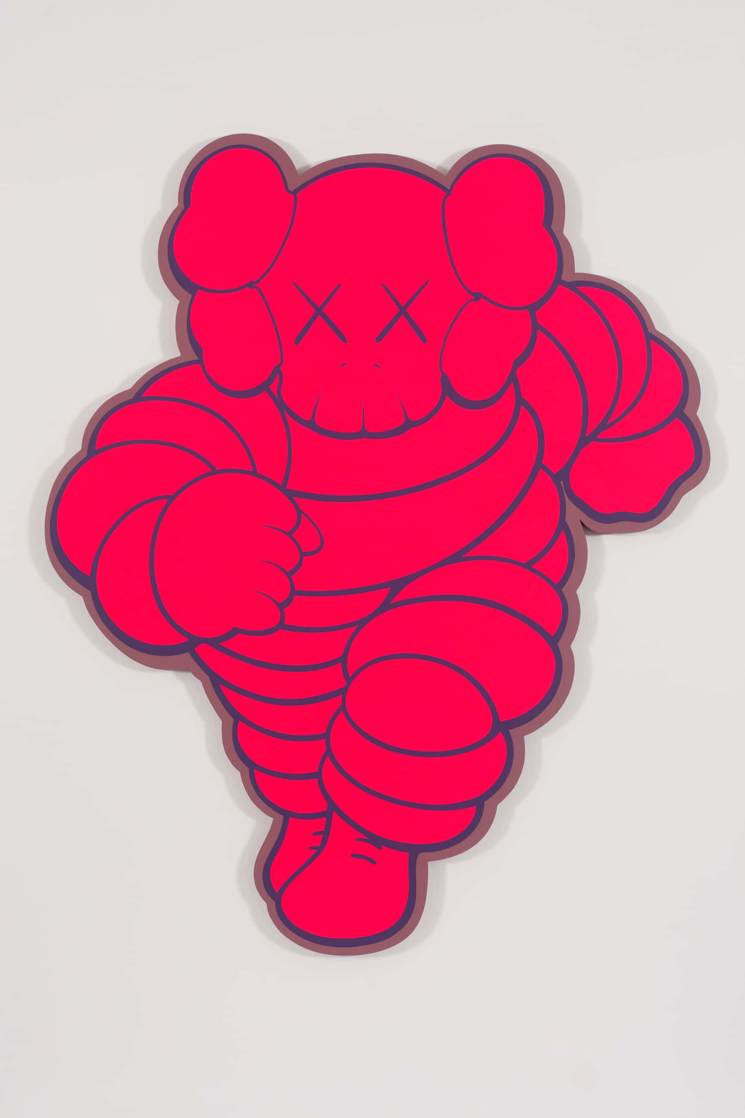 Kaws Chum 桌布 壁紙 — 一個大膽的紅色KAWS熊雕塑，帶有X形眼睛和蜷曲的四肢，立在純白牆壁前。