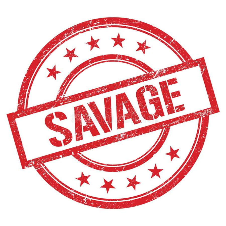 savage 桌布 壁紙 — 一個大膽的紅色圓形印章，上面有磨損字體的savage字樣，周圍環繞著星星，背景為白色。