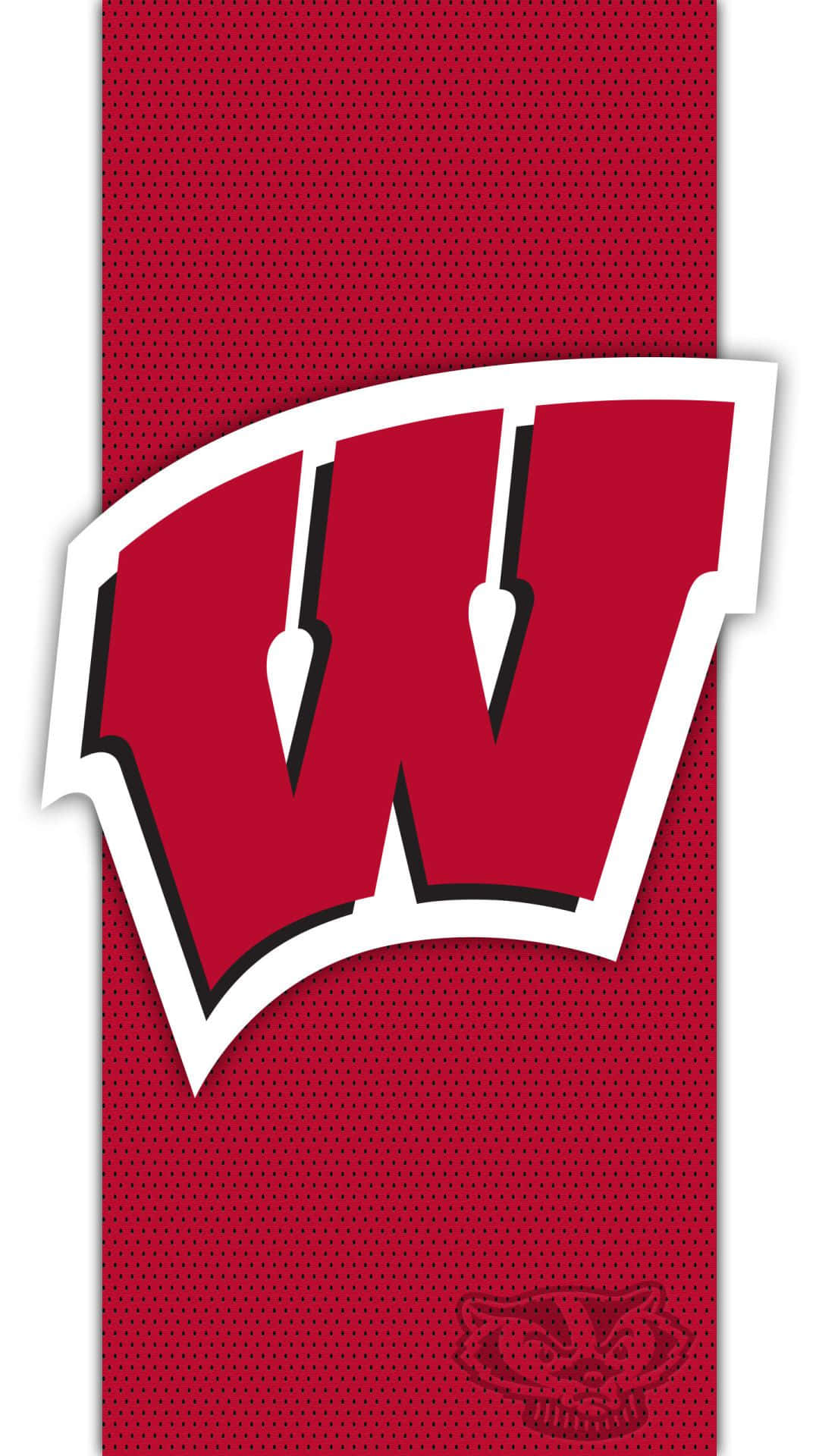 Wisconsin Badgers 桌布 壁紙 — 一個大膽的紅色威斯康星州 'W' 標誌，帶有白色輪廓和黑色邊框，置於有紋理的紅色布料背景上，並有一個小獾徽章。