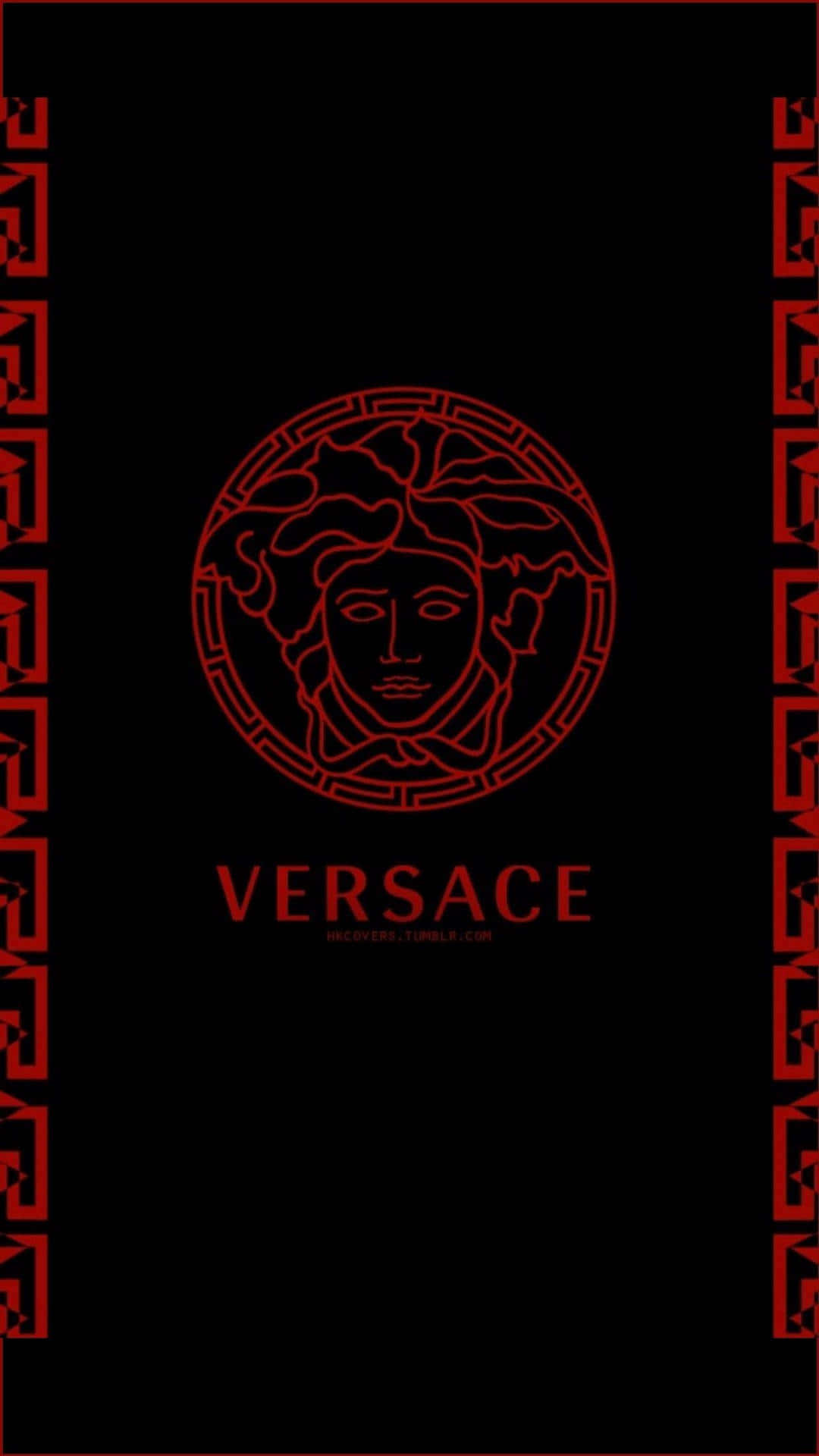 范思哲 桌布 壁紙 — 一個大膽的紅色美杜莎標誌和品牌名稱 Versace，以希臘鑰匙圖案框在黑色背景上。