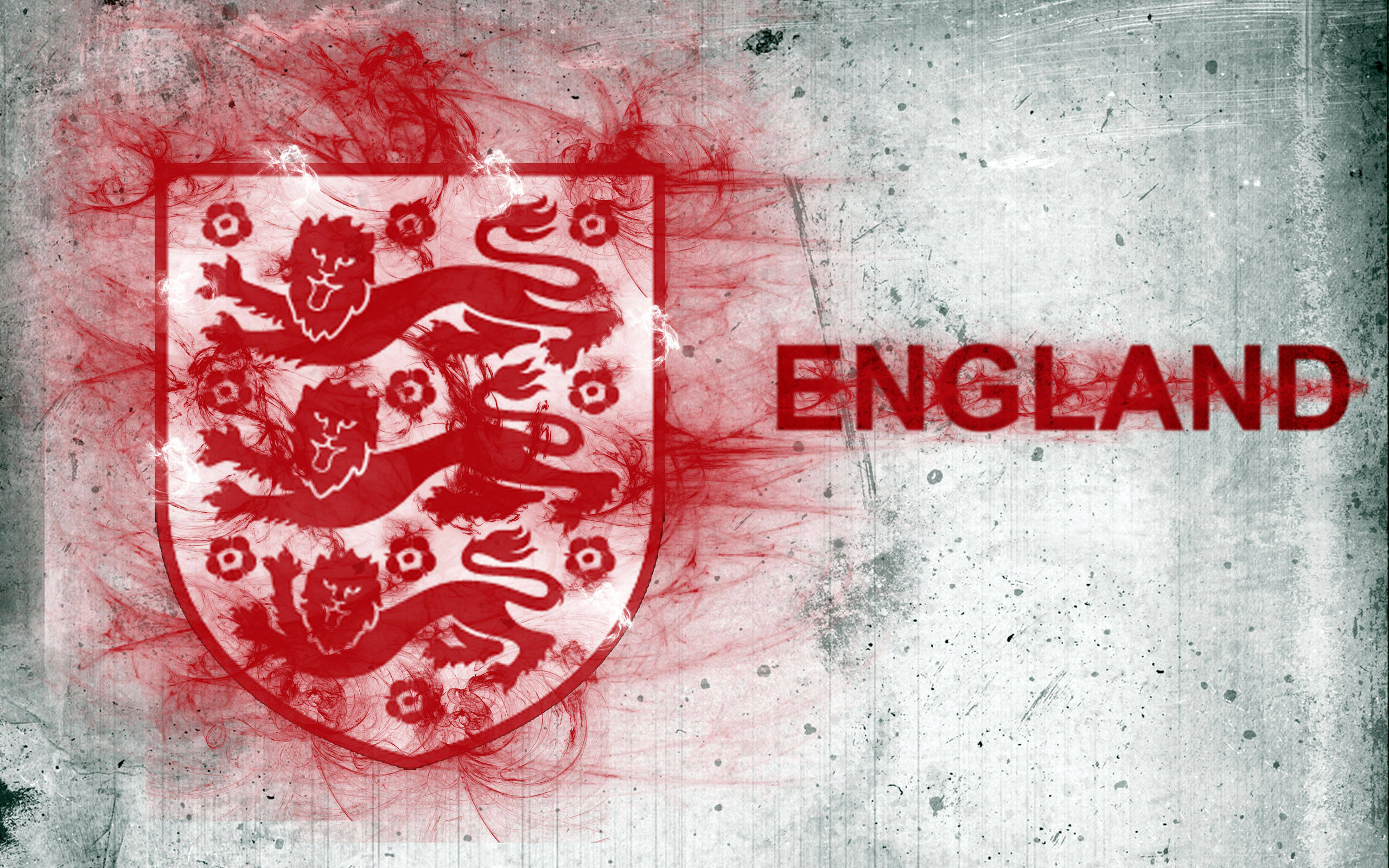 England Football 桌布 壁紙 — 一個大膽的紅色英格蘭徽章，上面有三隻獅子和「England」字樣，潑灑在粗糙紋理的灰色背景上。