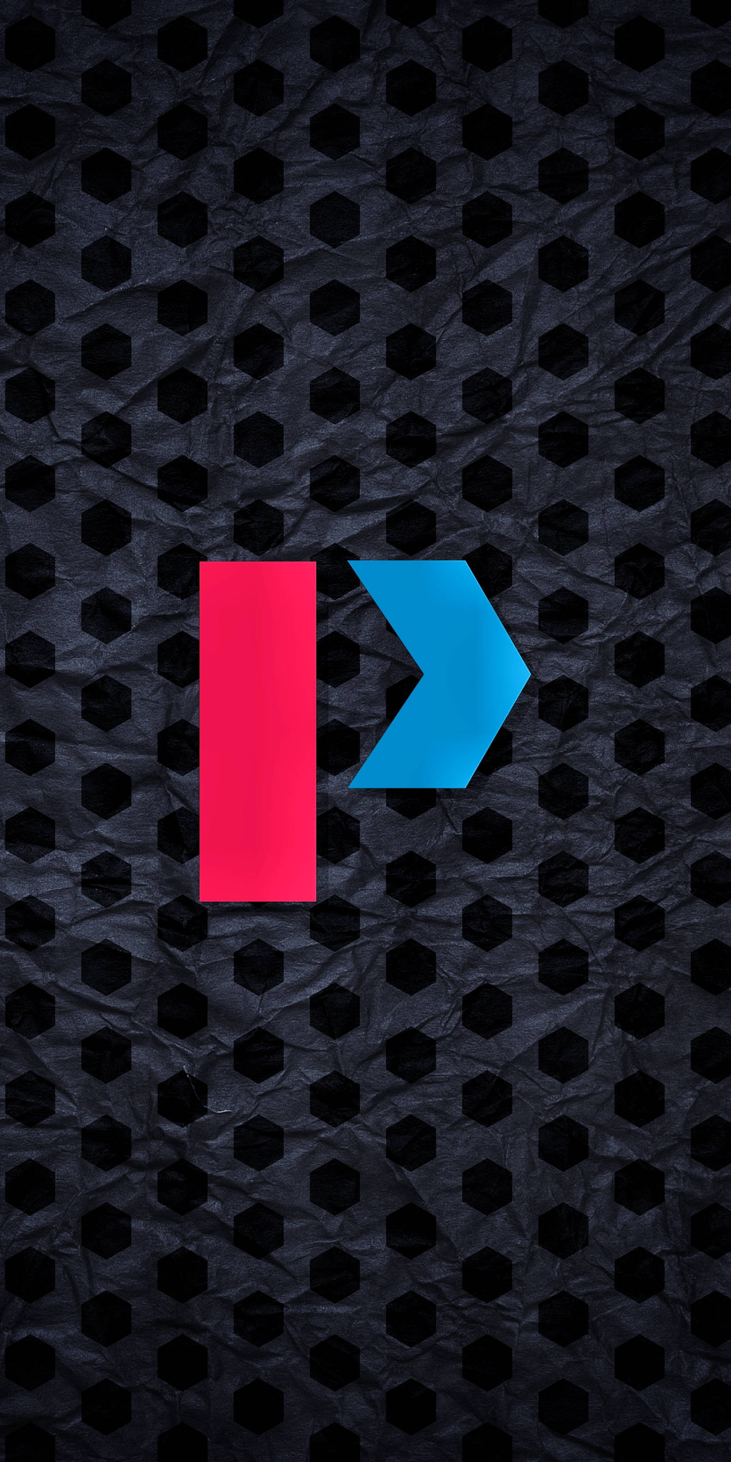 Logo 桌布 壁紙 — 一個大膽的紅藍箭頭標誌在深色皺摺六邊形圖案背景上脫穎而出。
