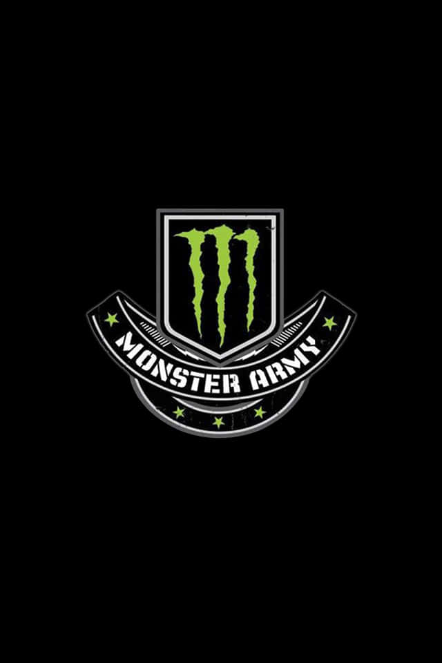 Monster Energy 桌布 壁紙 — 一個大膽的綠色Monster Army標誌，帶有銀色邊框和星星，居中在黑色背景上。