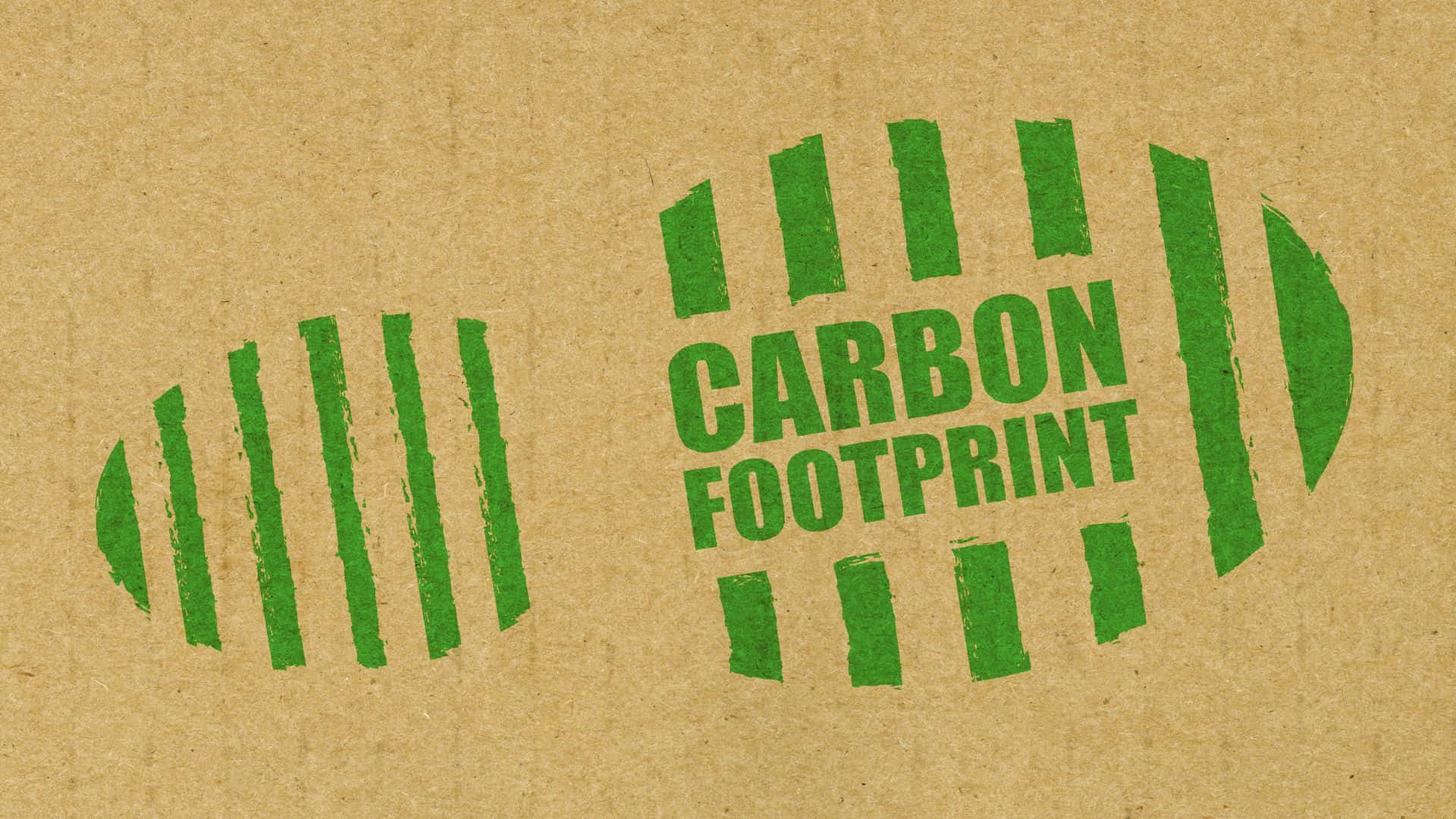 Carbon Footprint 桌布 壁紙 — 一個大膽的綠色碳足跡圖案印在帶有紋理的棕色牛皮紙上，裡面有carbon footprint字樣。