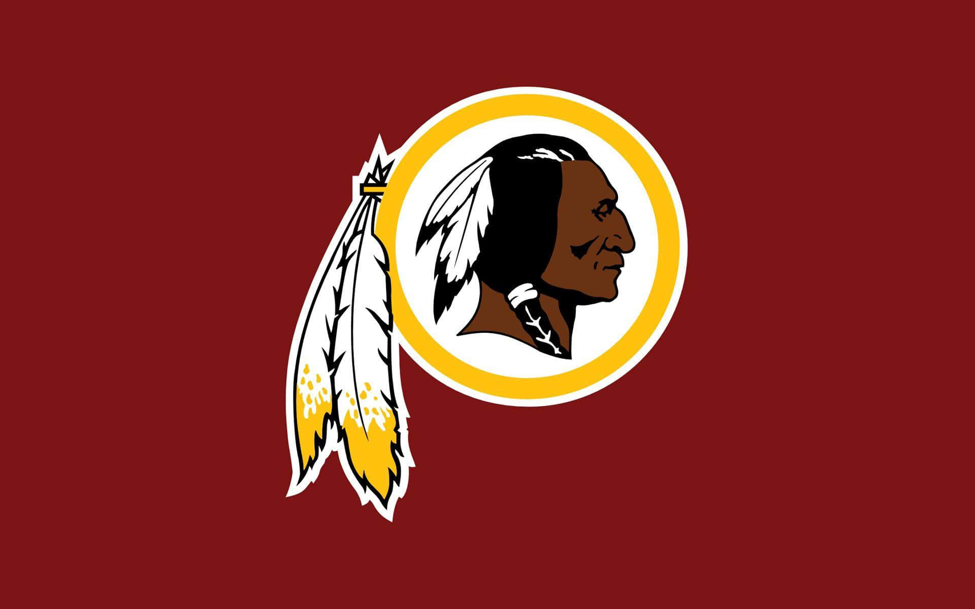 Washington Football 桌布 壁紙 — 一個大膽的華盛頓指揮官標誌，帶有美洲原住民側面和羽毛，背景為純勃艮第色。
