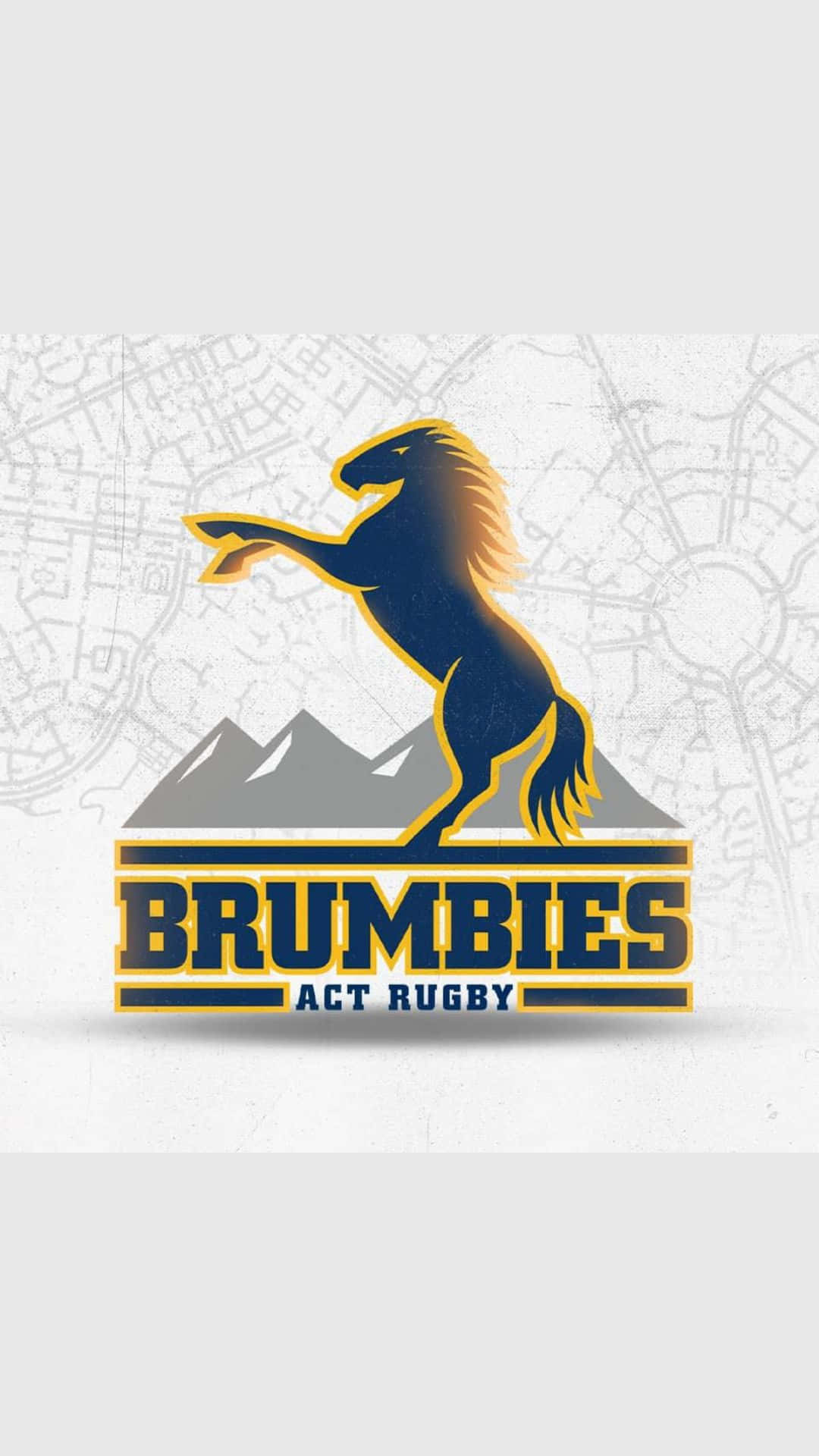 Brumbies 桌布 壁紙 — 一個大膽的藍色和金色躍馬標誌，用於 Brumbies ACT Rugby，背景為褪色地圖。