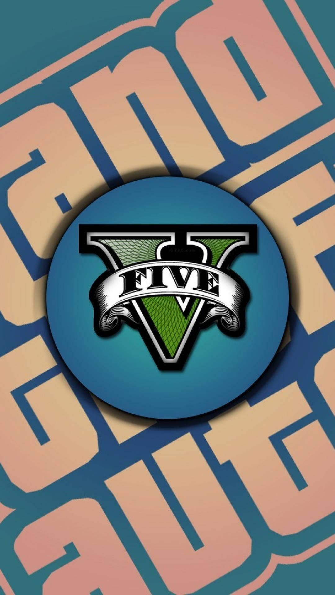 Grand Theft Auto V 桌布 壁紙 — 一個大膽的藍色圓形徽章，帶有標誌性的綠色和白色「V」標誌及「FIVE」文字，背景是充滿活力的風格化橙色和藍綠色字母。