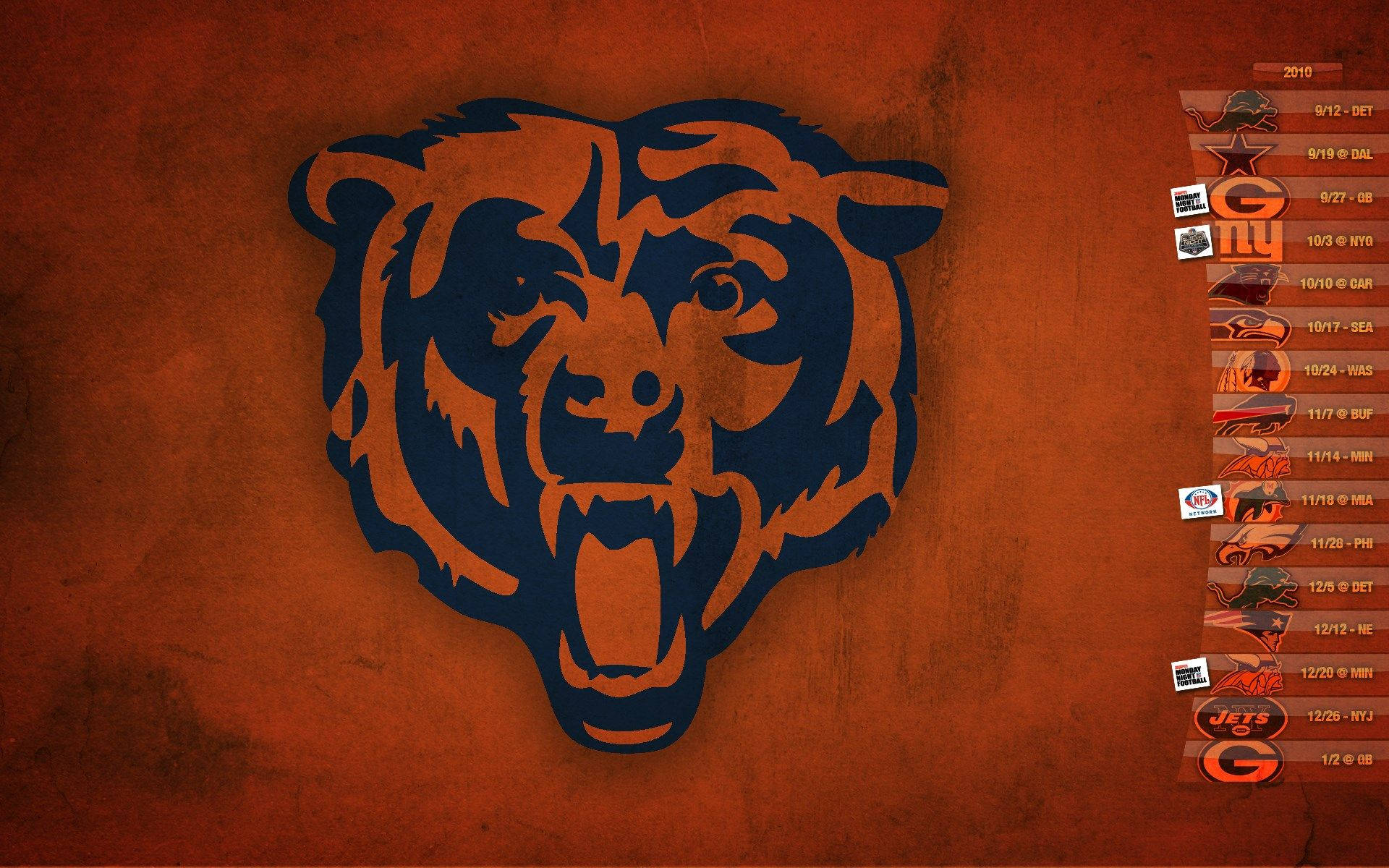 「Let's go Bears!」 壁紙 — 一個大膽的藍色芝加哥熊隊標誌在帶有紋理的橙色背景上咆哮，並帶有垂直的賽程側邊欄。
