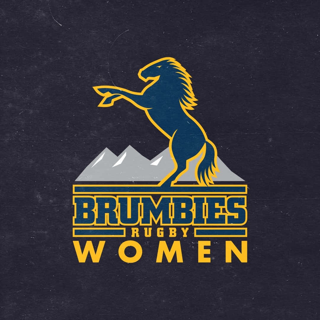 Brumbies 桌布 壁紙 — 一個大膽的藍黃色躍馬標誌位於山頂之上，並在紋理深色背景上帶有「BRUMBIES RUGBY WOMEN」文字。