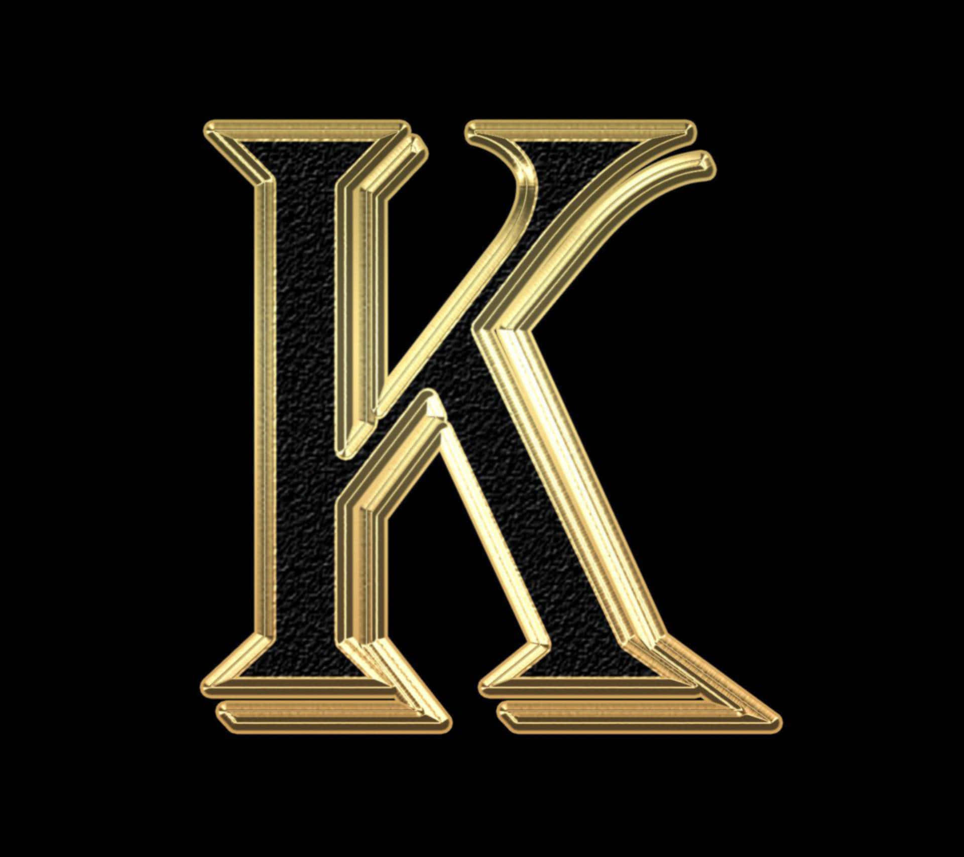 K 桌布 壁紙 — 一個大膽的金色字母K，帶有紋理黑色填充，在純黑色背景上脫穎而出。