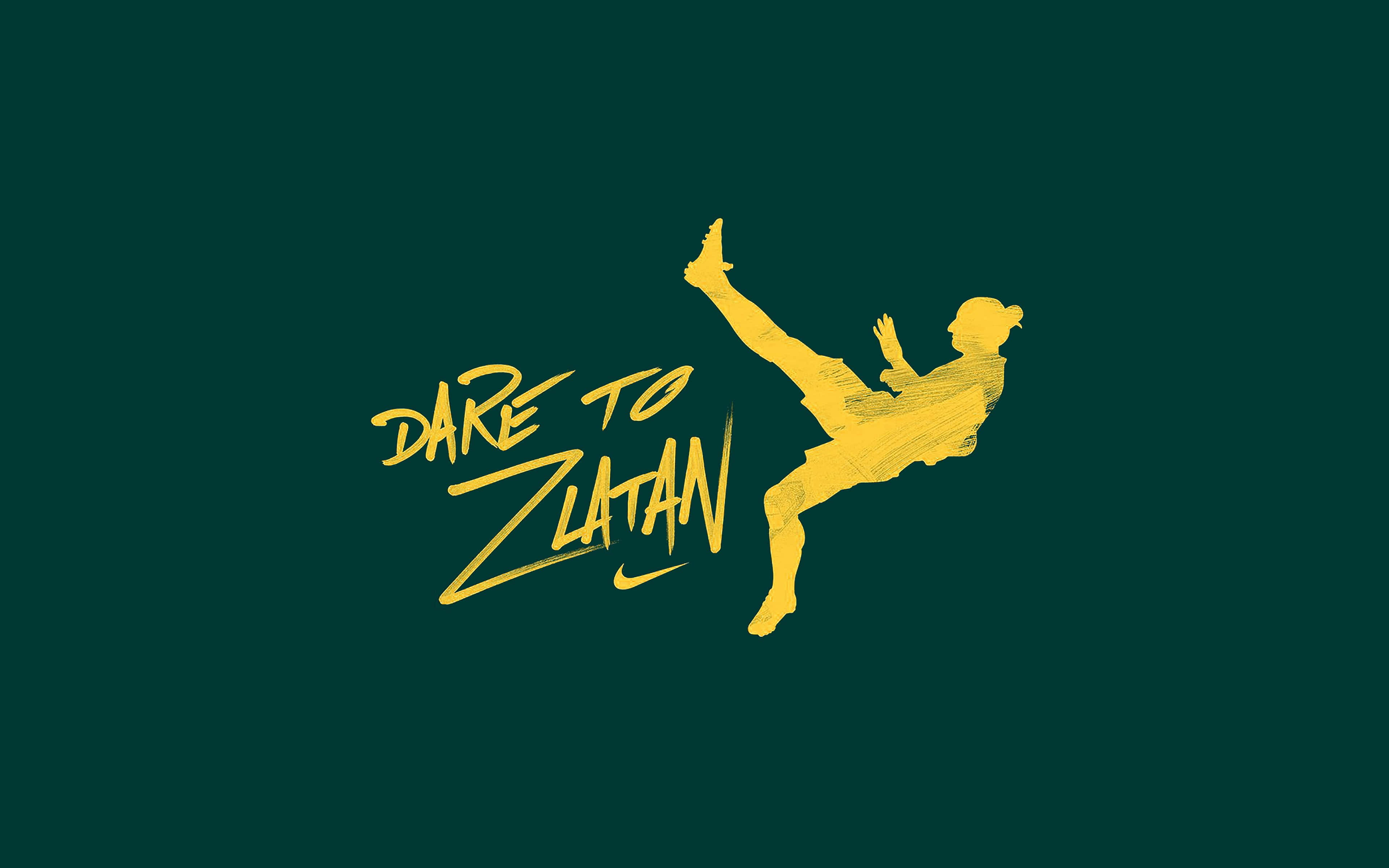 Daring 桌布 壁紙 — 一個大膽的黃色剪影，描繪足球運動員正在踢球，背景為深綠色，並帶有 'DARE TO ZLATAN' 文字。