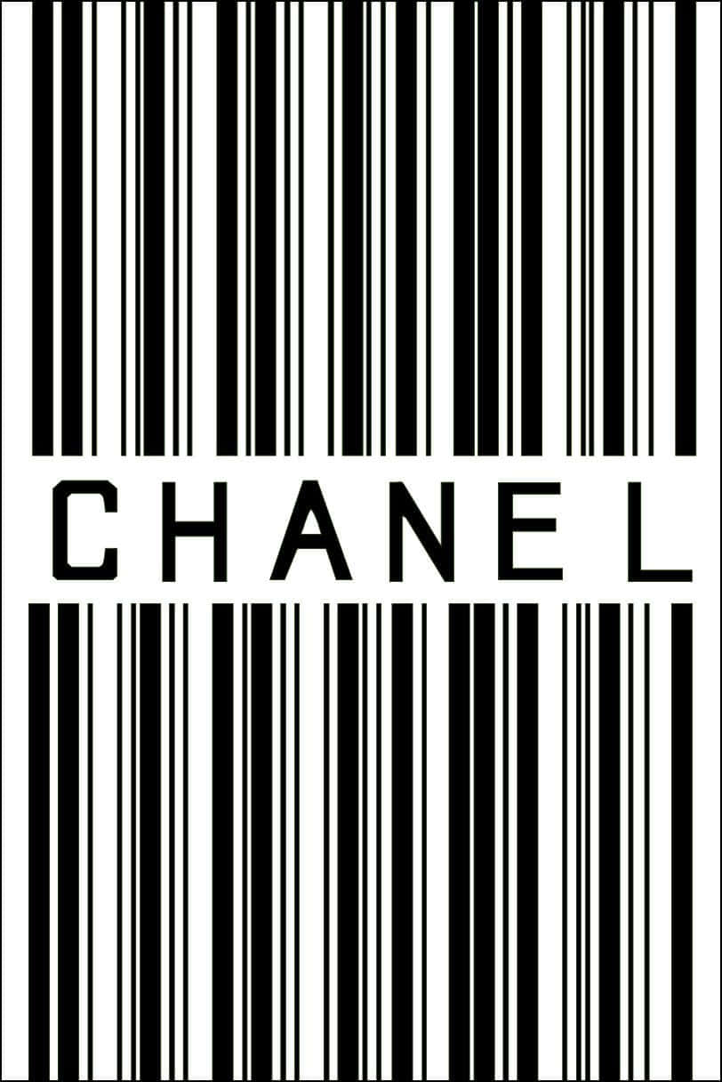 Barcode Scanning 桌布 壁紙 — 一個大膽的黑白條碼，中央以粗體字母顯示CHANEL一詞。