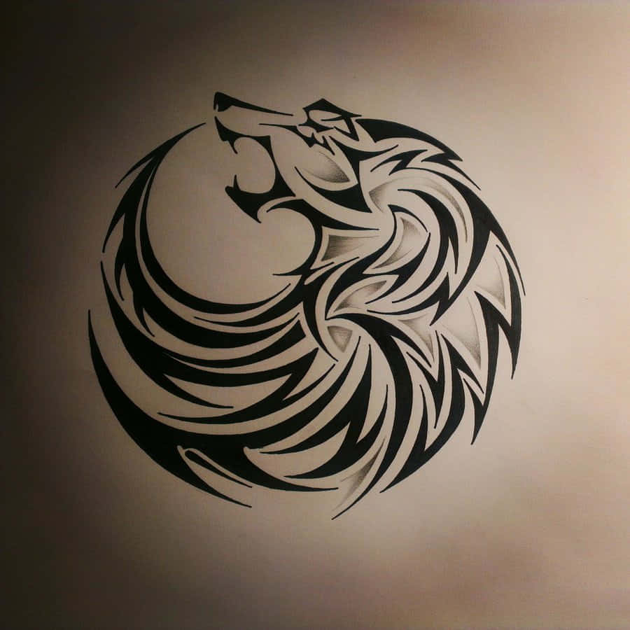 Tribal Wolf 桌布 壁紙 — 一個大膽的黑白部落獅子頭設計，帶有流暢的曲線，在素牆上形成圓形徽章。