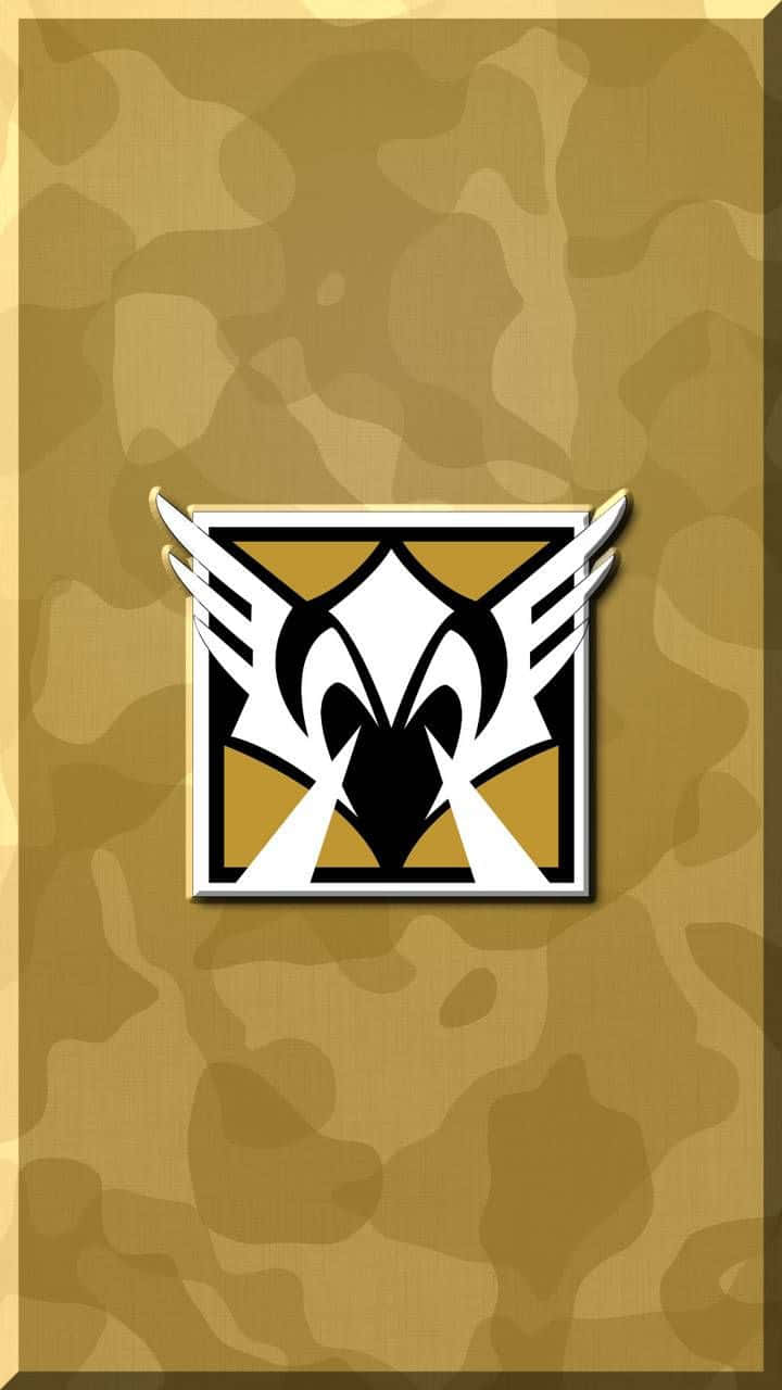 Rainbow Six Siege Valkyrie 桌布 壁紙 — 一個大膽的黑白風格化鷹標誌，翅膀展開，置於帶紋理的金色迷彩背景上。