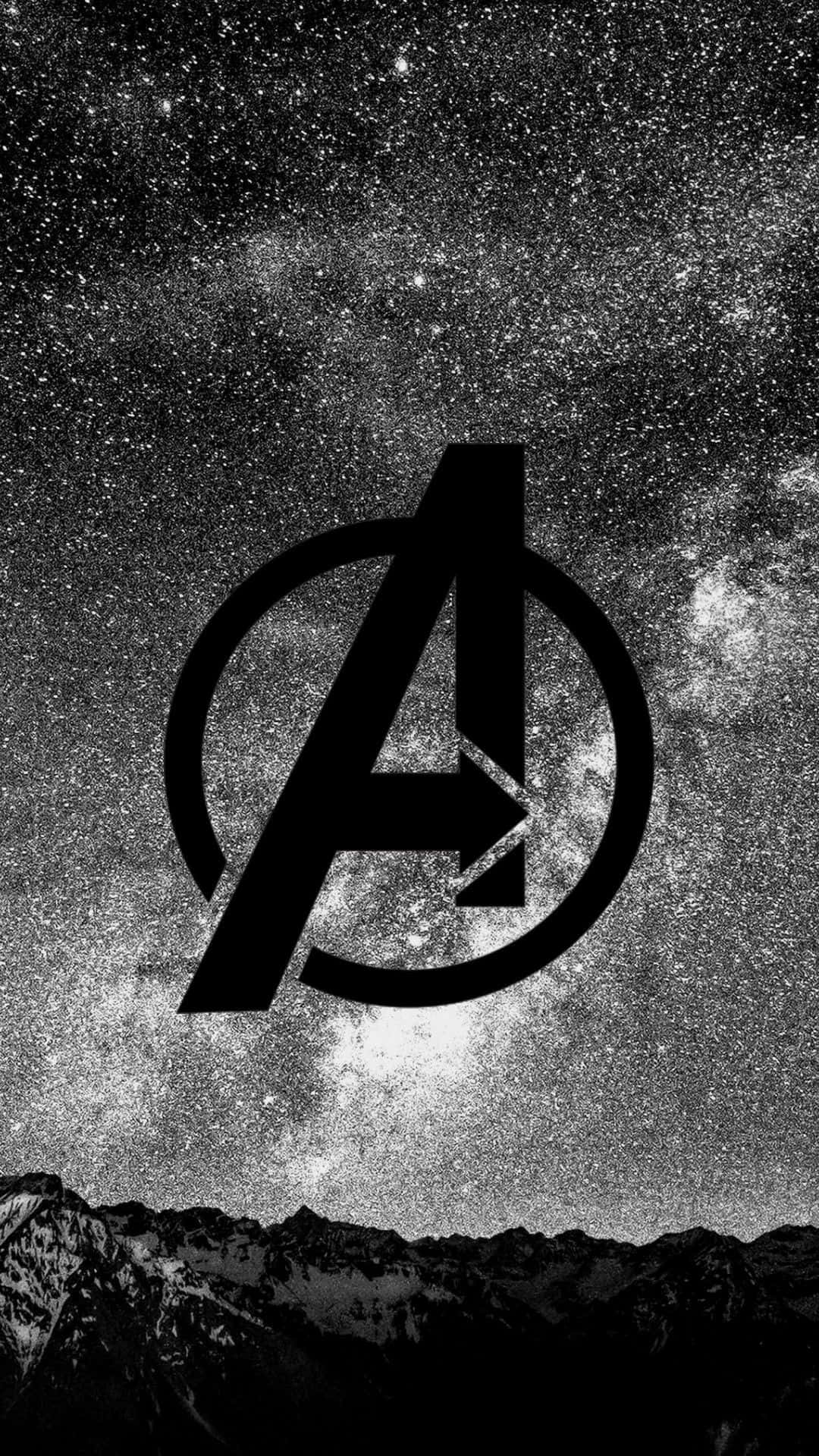 Dark Avengers 桌布 壁紙 — 一個大膽的黑色復仇者聯盟標誌漂浮在星空銀河天空上，背景是白雪覆蓋的山峰。