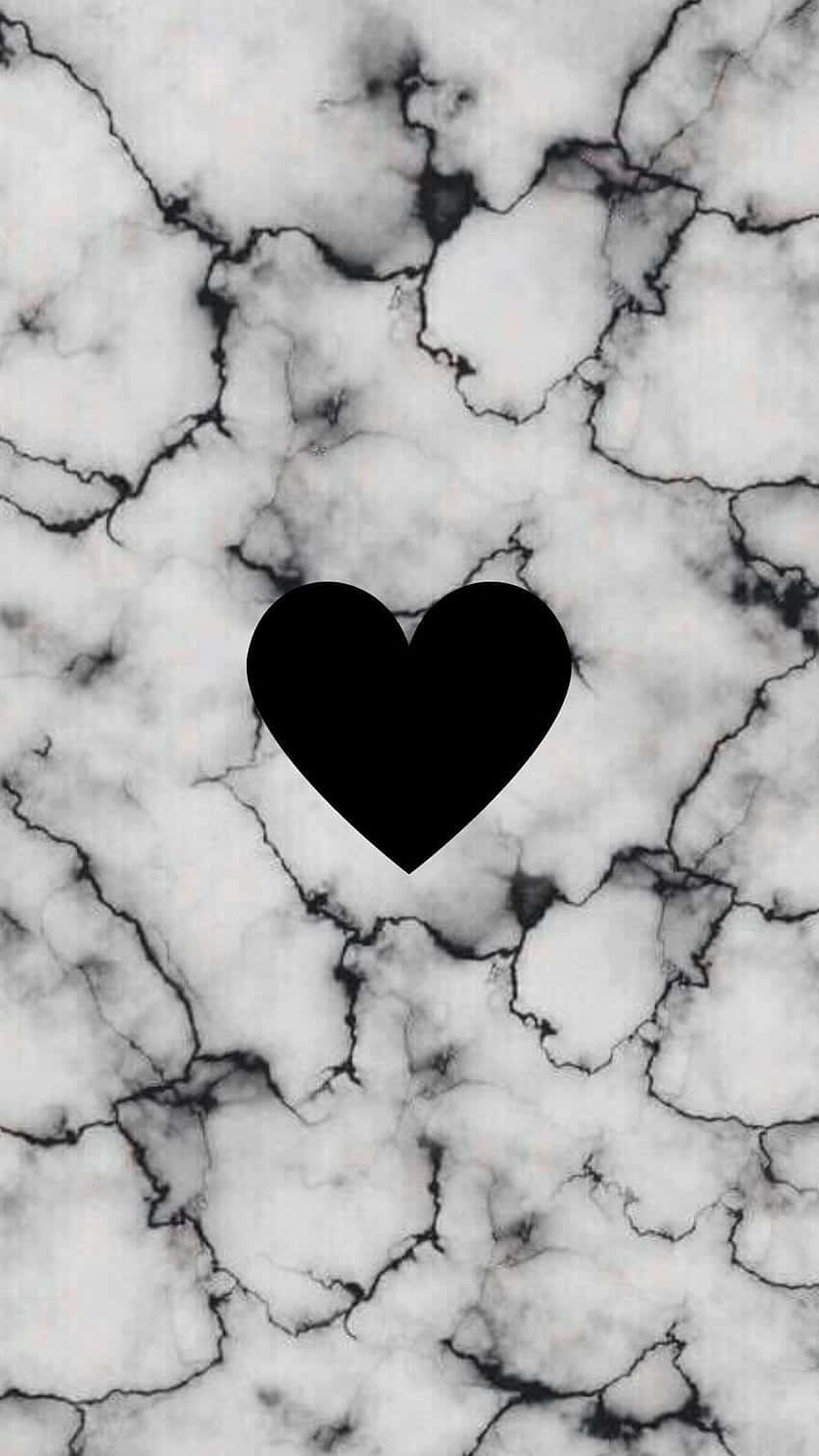 Black And White Heart 桌布 壁紙 — 一個大膽的黑色心形，位於帶有漩渦紋理的白色和灰色大理石背景中央。