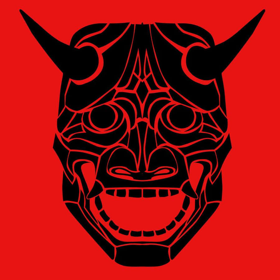 Yokai 桌布 壁紙 — 一個大膽的黑色日本鬼面具，帶有鋒利的角和精細圖案，置於鮮紅色背景上。