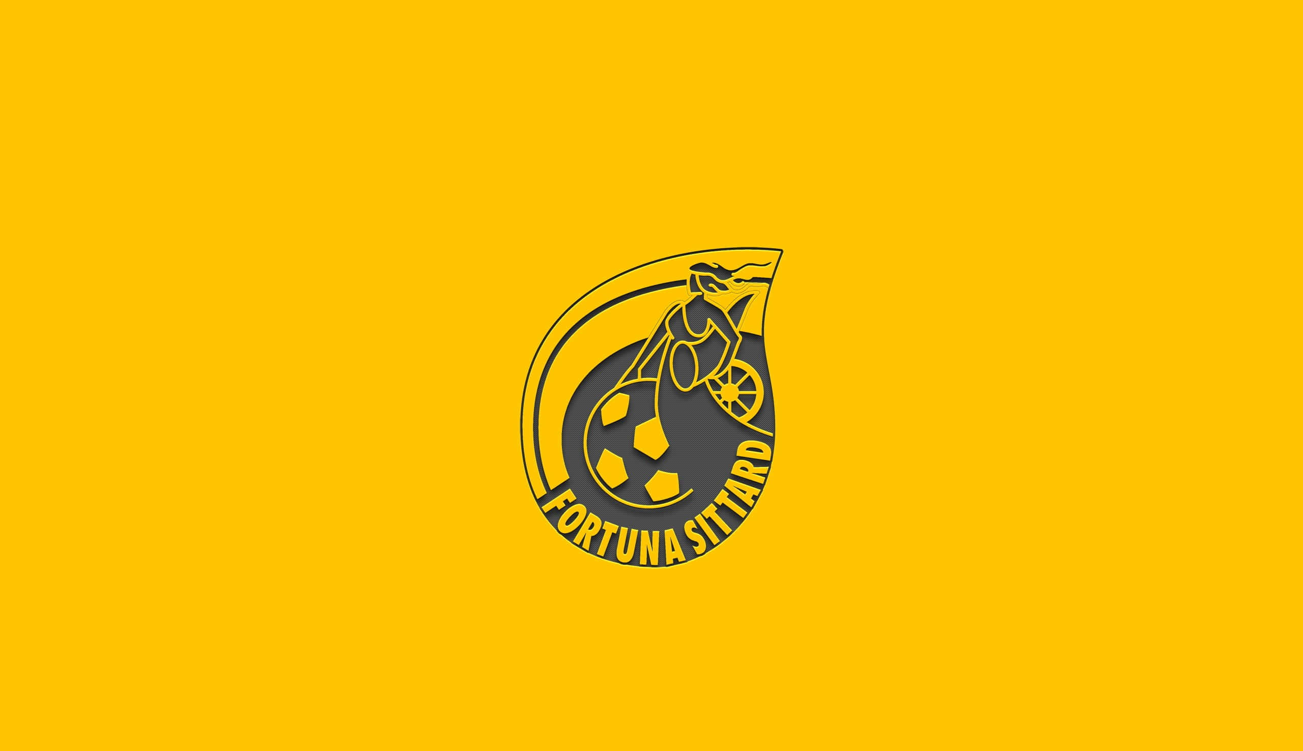 Eredivisie 桌布 壁紙 — 一個大膽的黑色標誌，描繪一位單車手在足球上，並將 'FORTUNA SITTARD' 文字置中於純黃色背景上。