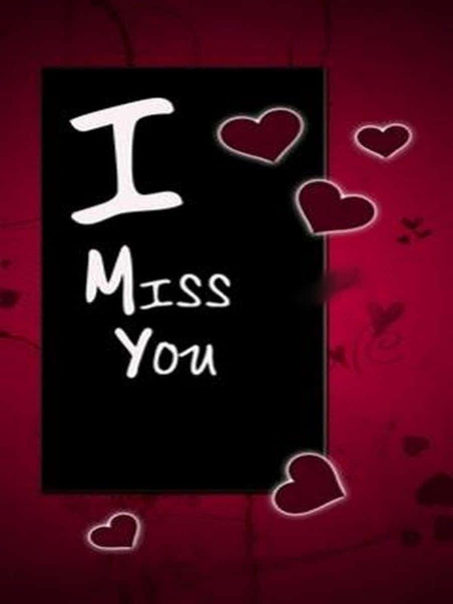 I Miss You 桌布 壁紙 — 一個大膽的黑色矩形顯示「I MISS YOU」的白色風格文字，背景為深紅色，飾有發光的心形圖案。