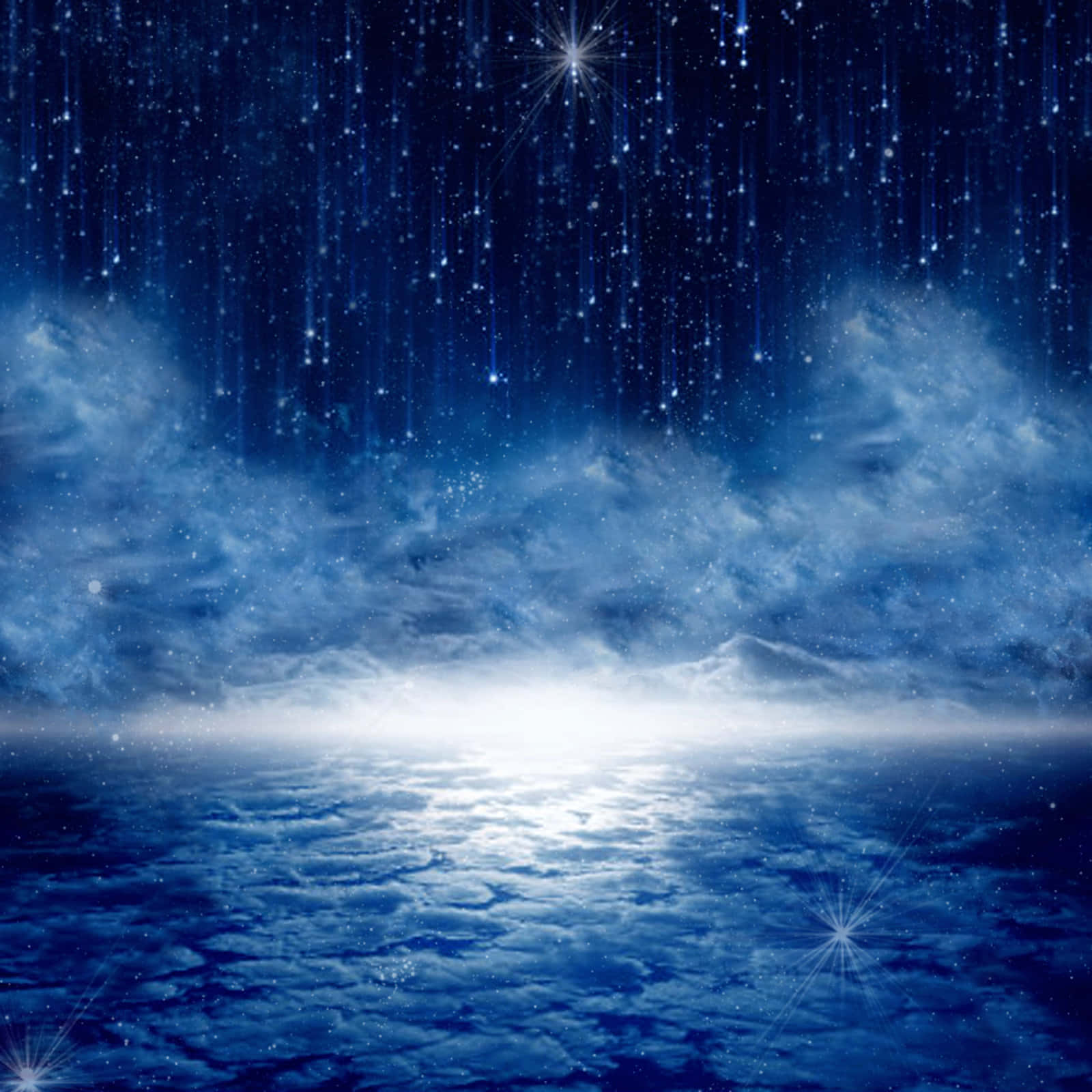 星空 桌布 壁紙 — 一個天體場景，星星如雨般落在多雲夜空下發光的藍色海洋上。