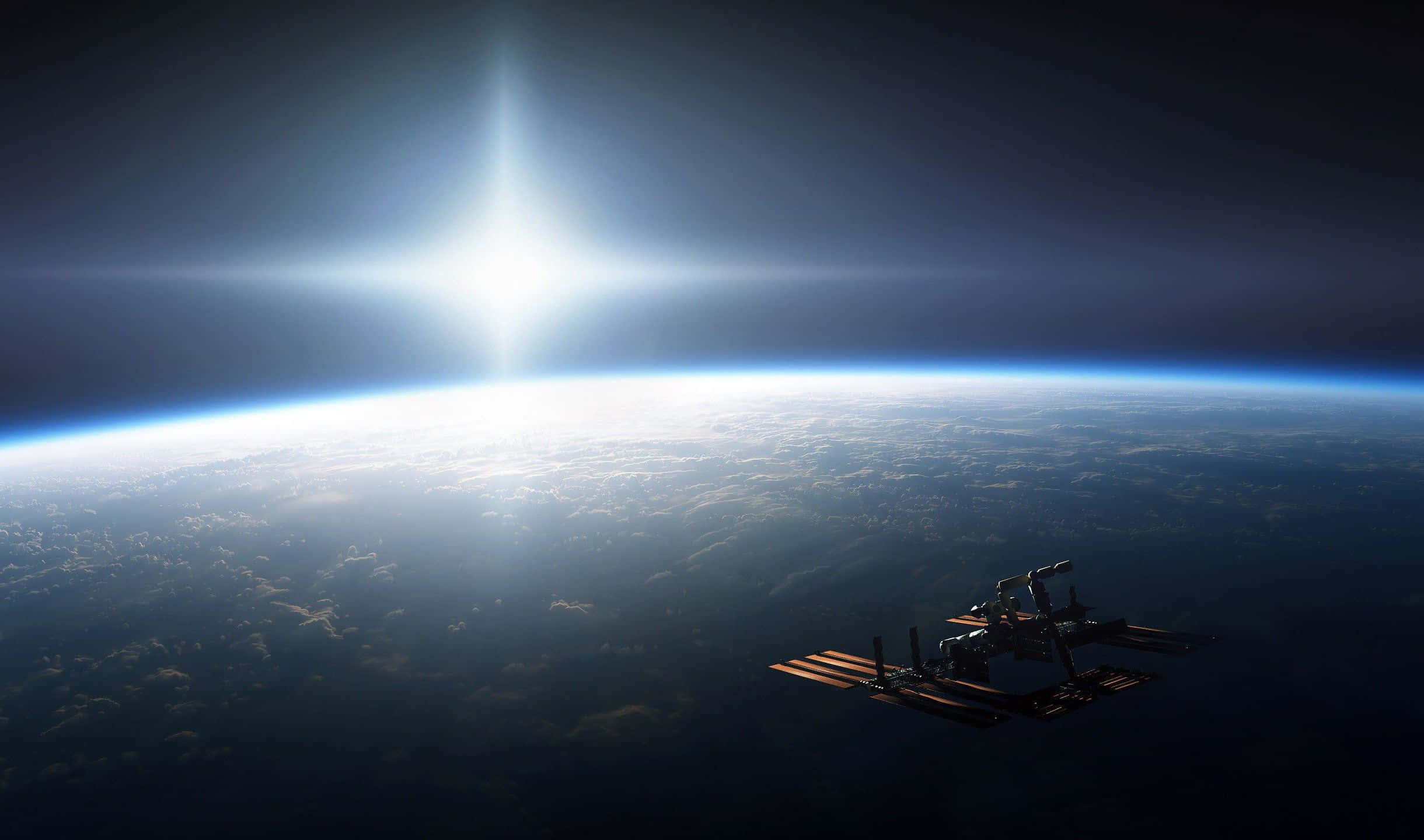 2440x1440 桌布 壁紙 — 一個太空站繞地球運行，太陽在行星彎曲的地平線後方照耀。