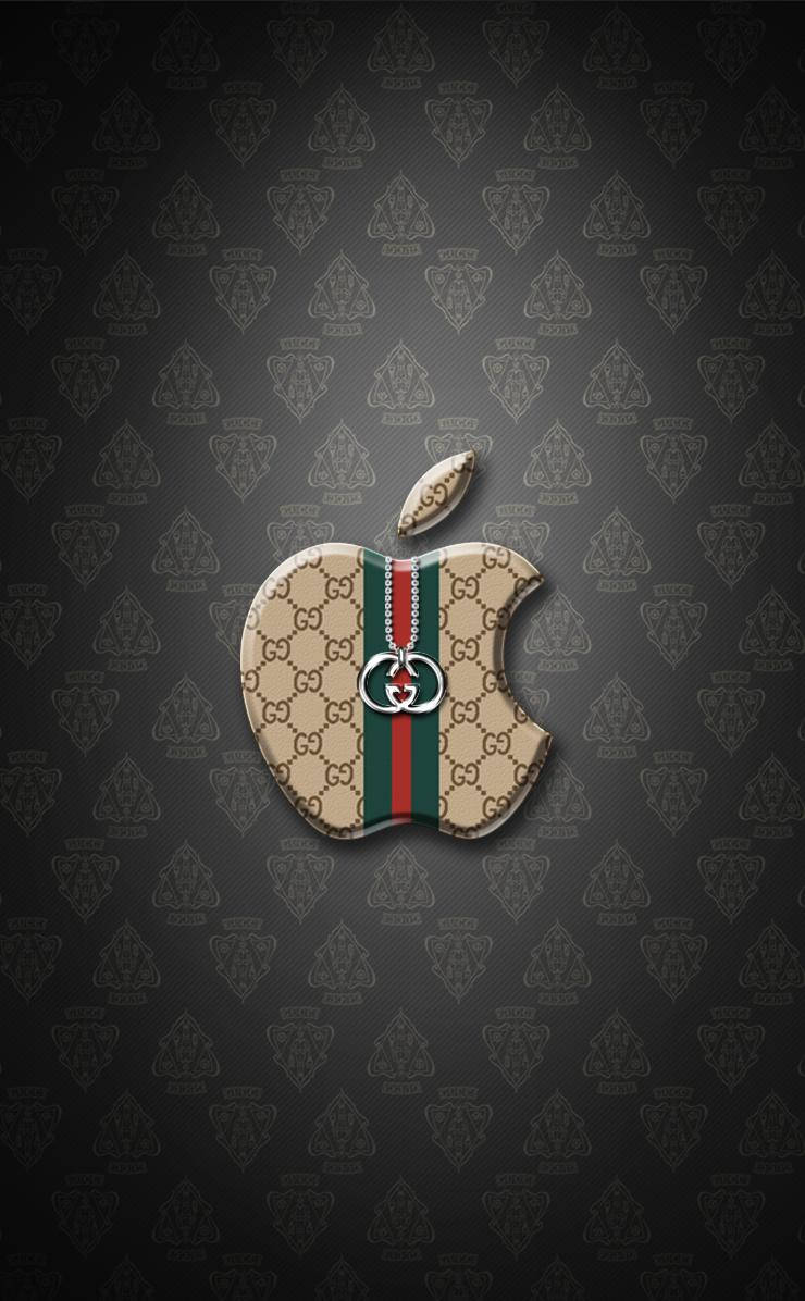 Apple Gucci iPhone 壁紙 — 一個奢華Gucci圖案的Apple標誌，帶有紅綠條紋和交織的G徽章，居中在深灰色紋理背景上。