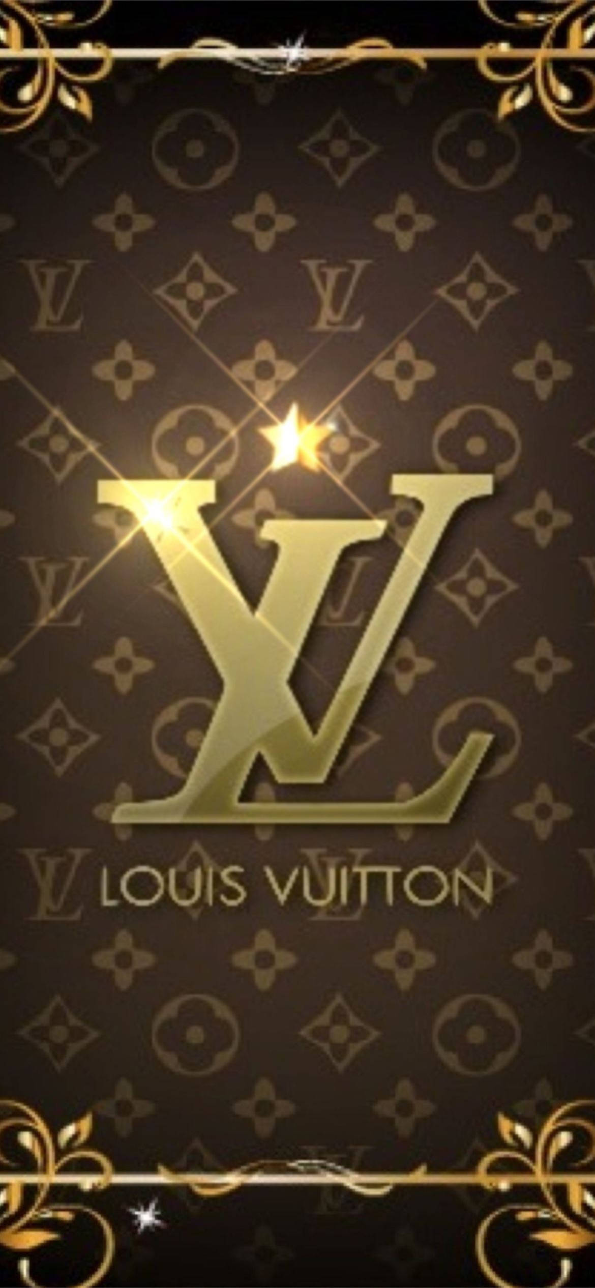 路易威登 桌布 壁紙 — 一個奢華的金色 Louis Vuitton 標誌在深棕色字母組合背景上閃耀，周圍環繞著華麗的金色鏤空花紋。