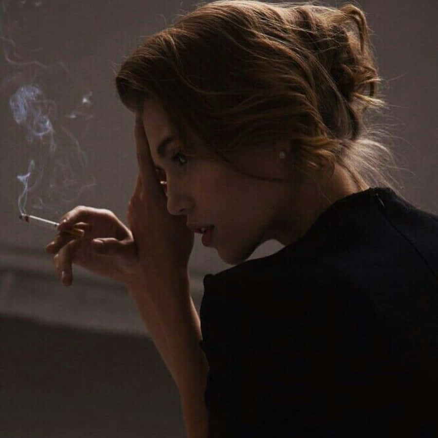 一個女人在昏暗房間內吸煙 壁紙
