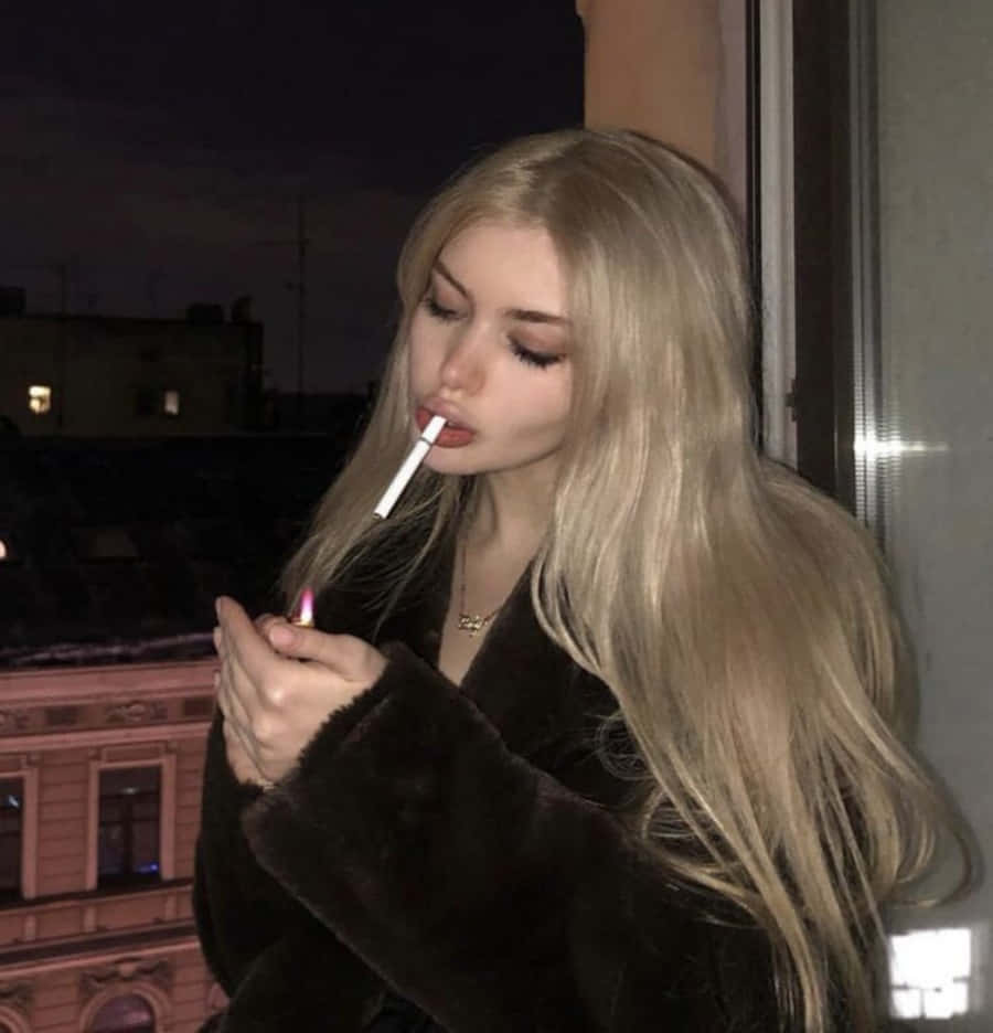 一個女人在窗邊抽煙 壁紙