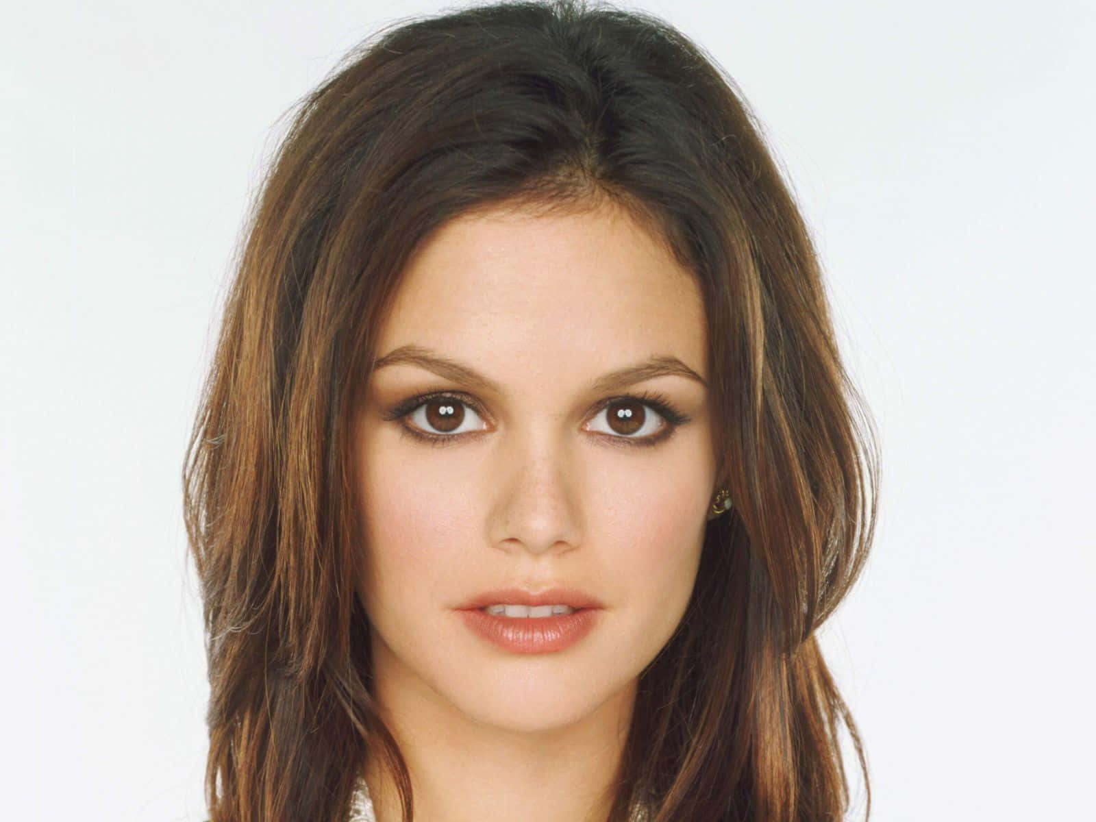 Rachel Bilson 桌布 壁紙 — 一個女人的特寫肖像，棕色頭髮，眼神強烈，背景是純白色。