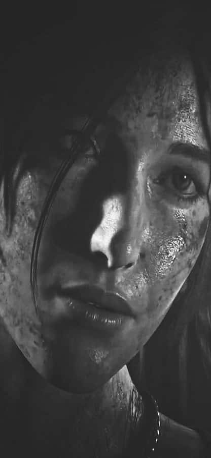 The Last of US - PS4 壁紙 — 一個女人臉部的黑白特寫肖像，在戲劇性燈光下閃爍著汗水和污垢。