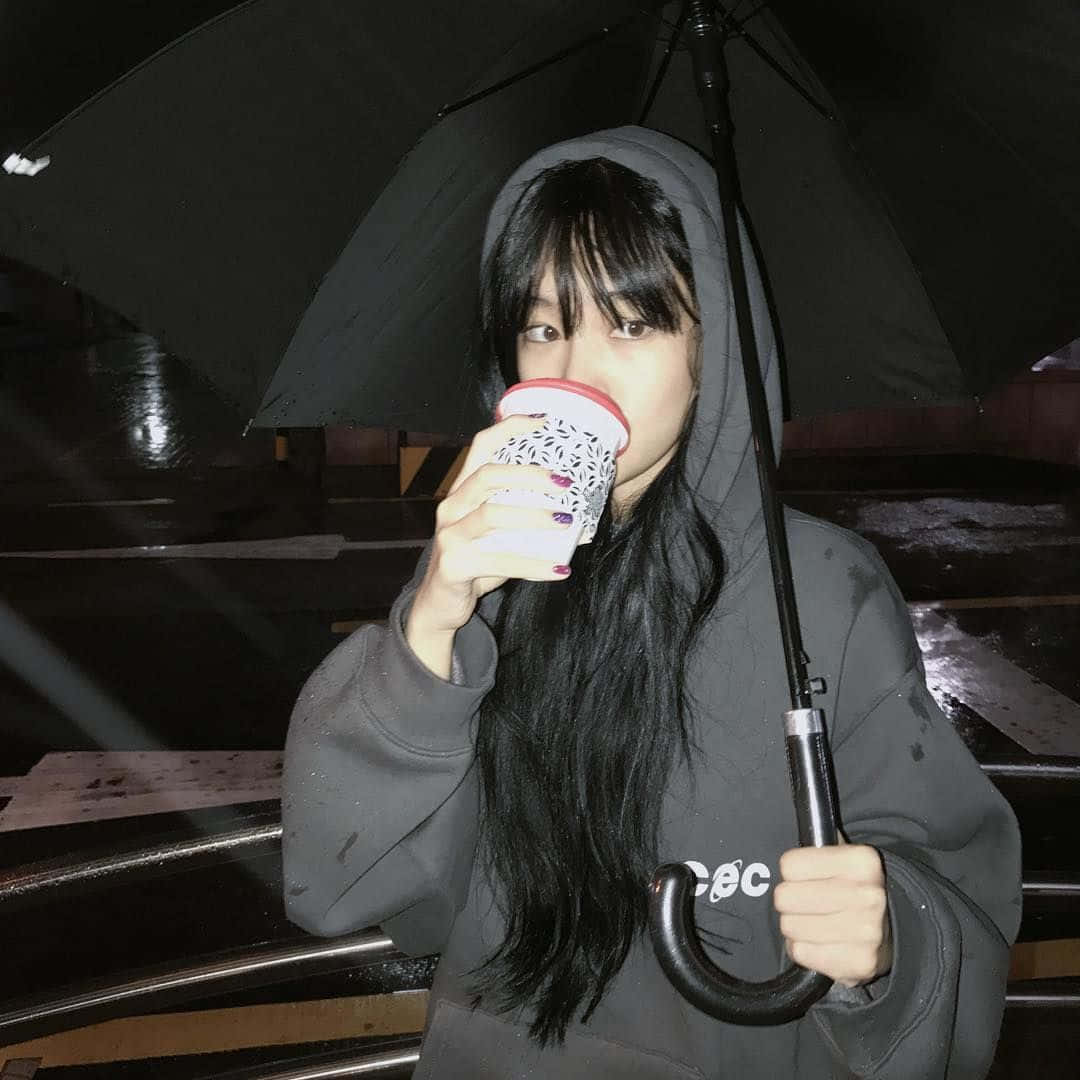 一個女孩撐著雨傘 壁紙