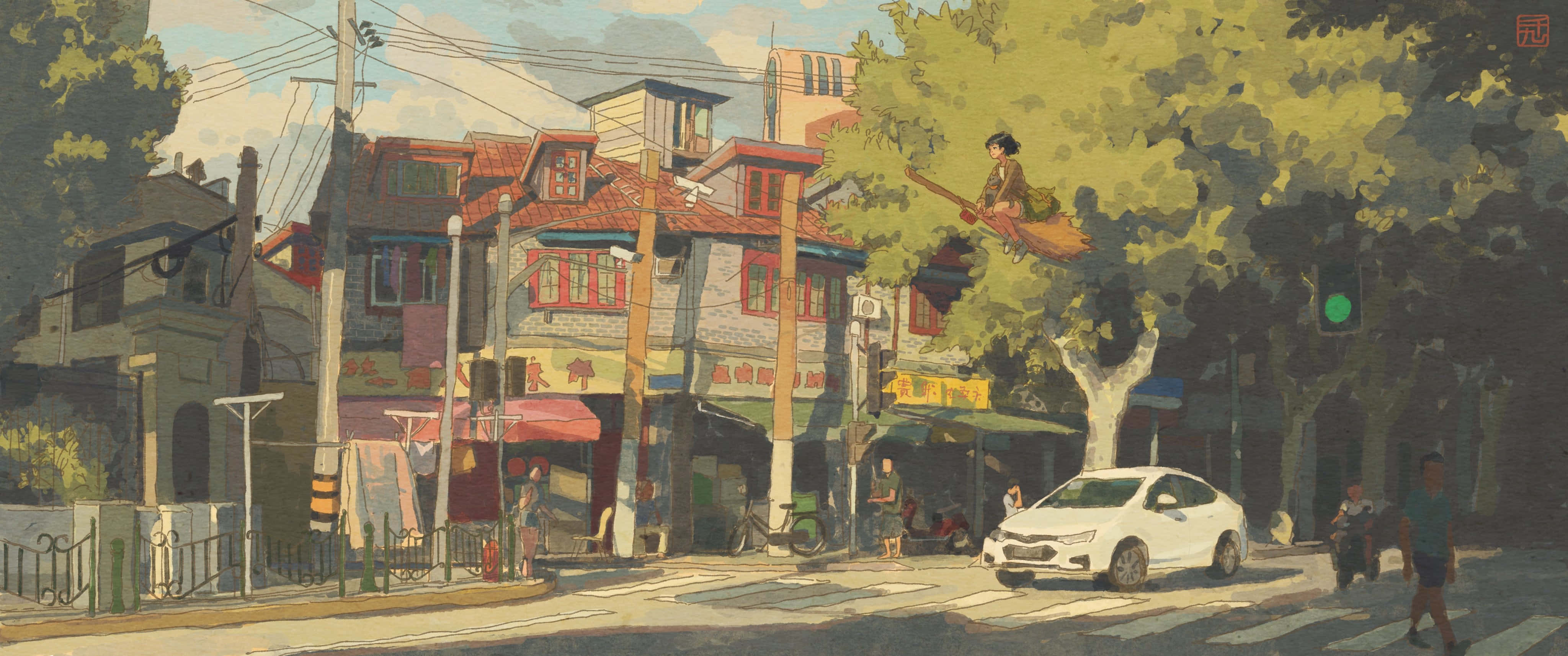 kiki's delivery service 桌布 壁紙 — 一個女孩騎著掃帚飛翔在陽光普照的街道上，街道兩旁是色彩繽紛的建築物和茂密的綠樹。