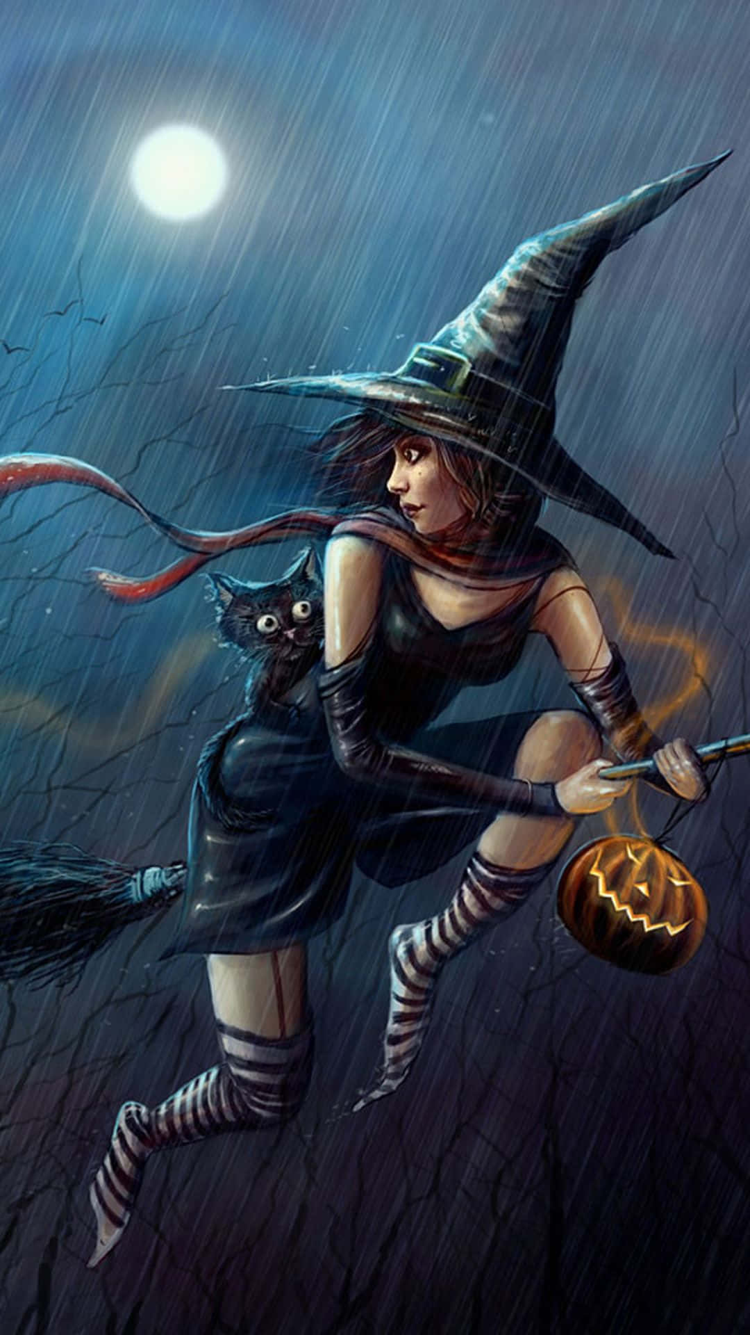Evil Witch 桌布 壁紙 — 一個女巫騎著掃帚在雨夜天空中飛行，手持發光的傑克南瓜燈，一隻黑貓騎在她的肩膀上。