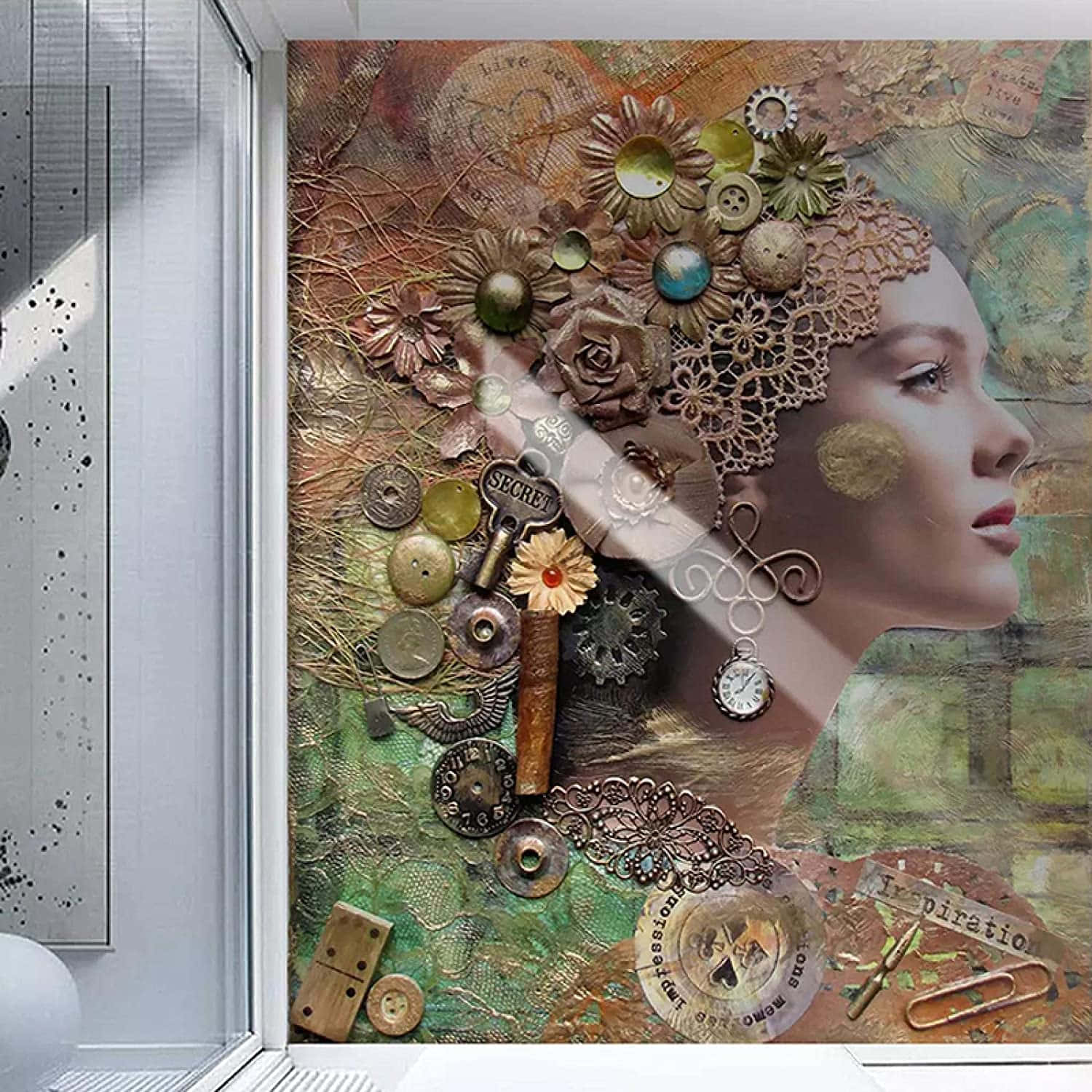 Mixed Media 桌布 壁紙 — 一個女性側面輪廓，飾以復古齒輪、鈕扣和蕾絲，背景為紋理拼貼。