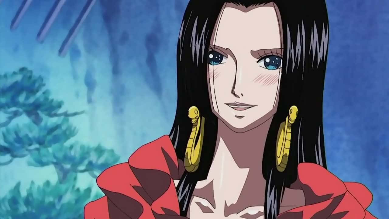 boa hancock 桌布 壁紙 — 一個女性動漫角色的特寫，長長的黑髮、藍眼睛、金色蛇形耳環，穿著紅色外套，背景為藍色。