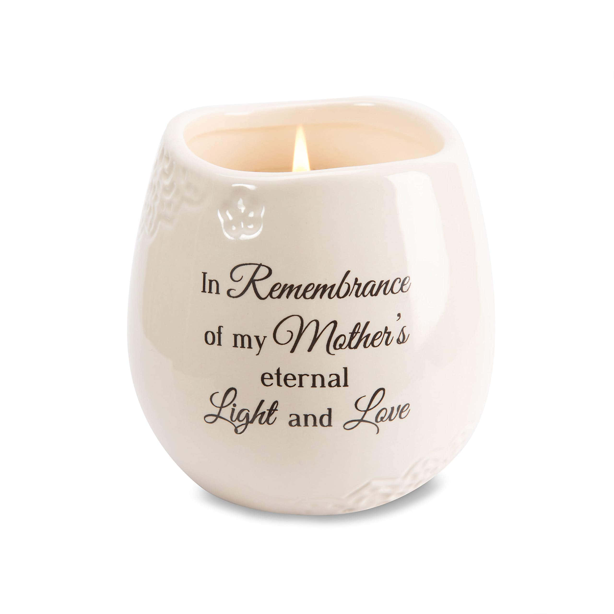Memorial 桌布 壁紙 — 一個奶油色陶瓷燭台，帶有浮雕圖案和優雅的文字「In Remembrance of my Mother's eternal Light and Love」，在白色背景上托著一支點燃的蠟燭。