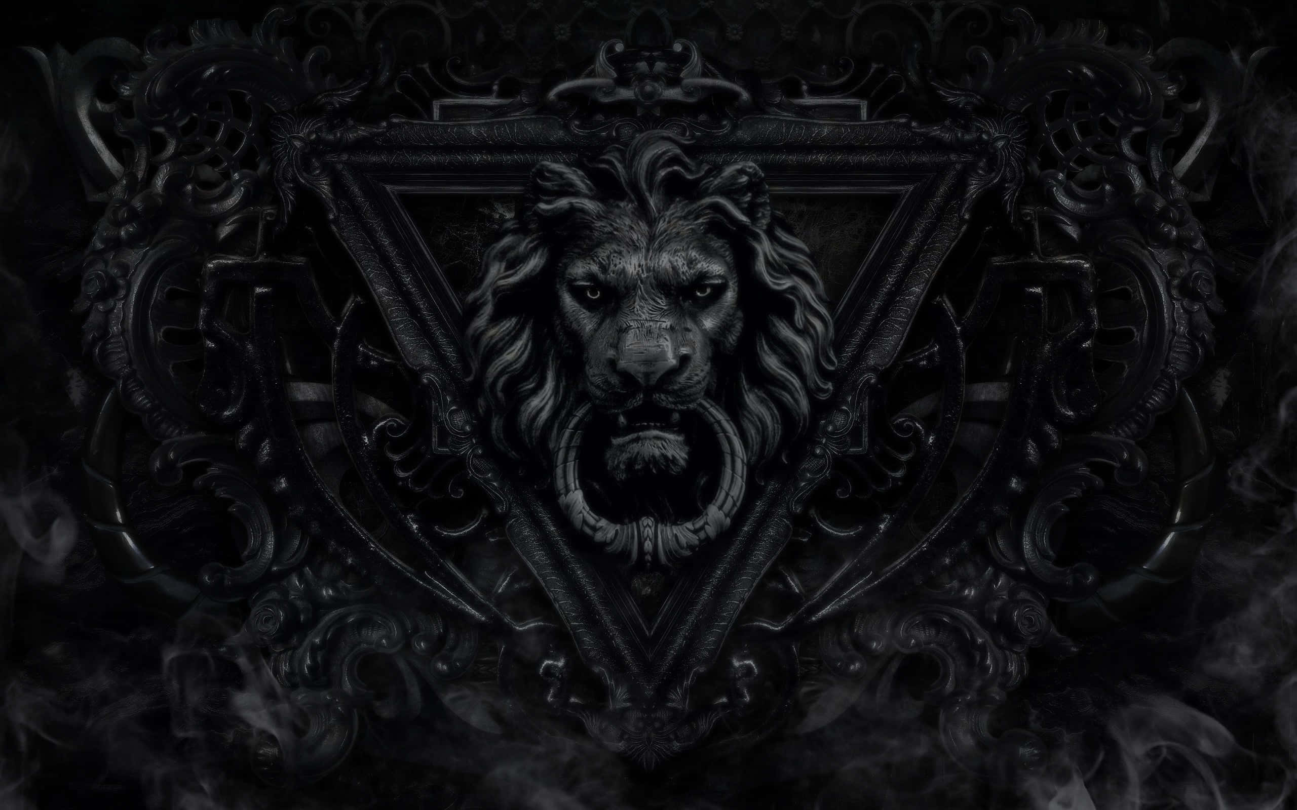 Black Lion 桌布 壁紙 — 一個威嚇的獅子頭在黑暗華麗的框架中，周圍環繞著旋轉的煙霧和複雜的哥德式雕刻。