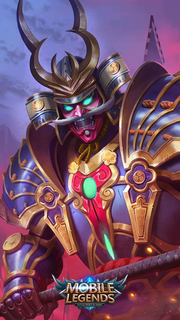 Mobile Legend 桌布 壁紙 — 一個威猛的武士，擁有發光的綠色眼睛和華麗的紫金色盔甲，在暮色天空下揮舞著劍。