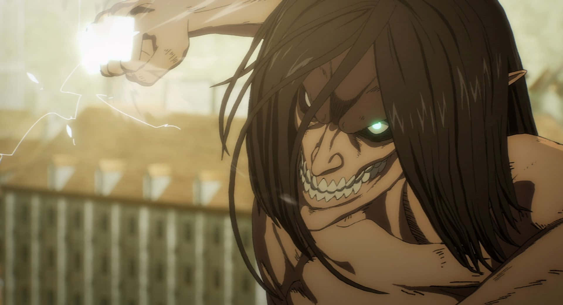Attack On Titan Season 3 桌布 壁紙 — 一個威脅性的動漫泰坦，擁有發光的綠色眼睛和鋒利的牙齒，在模糊的城市景觀中將發光的拳頭握在頭頂上方。