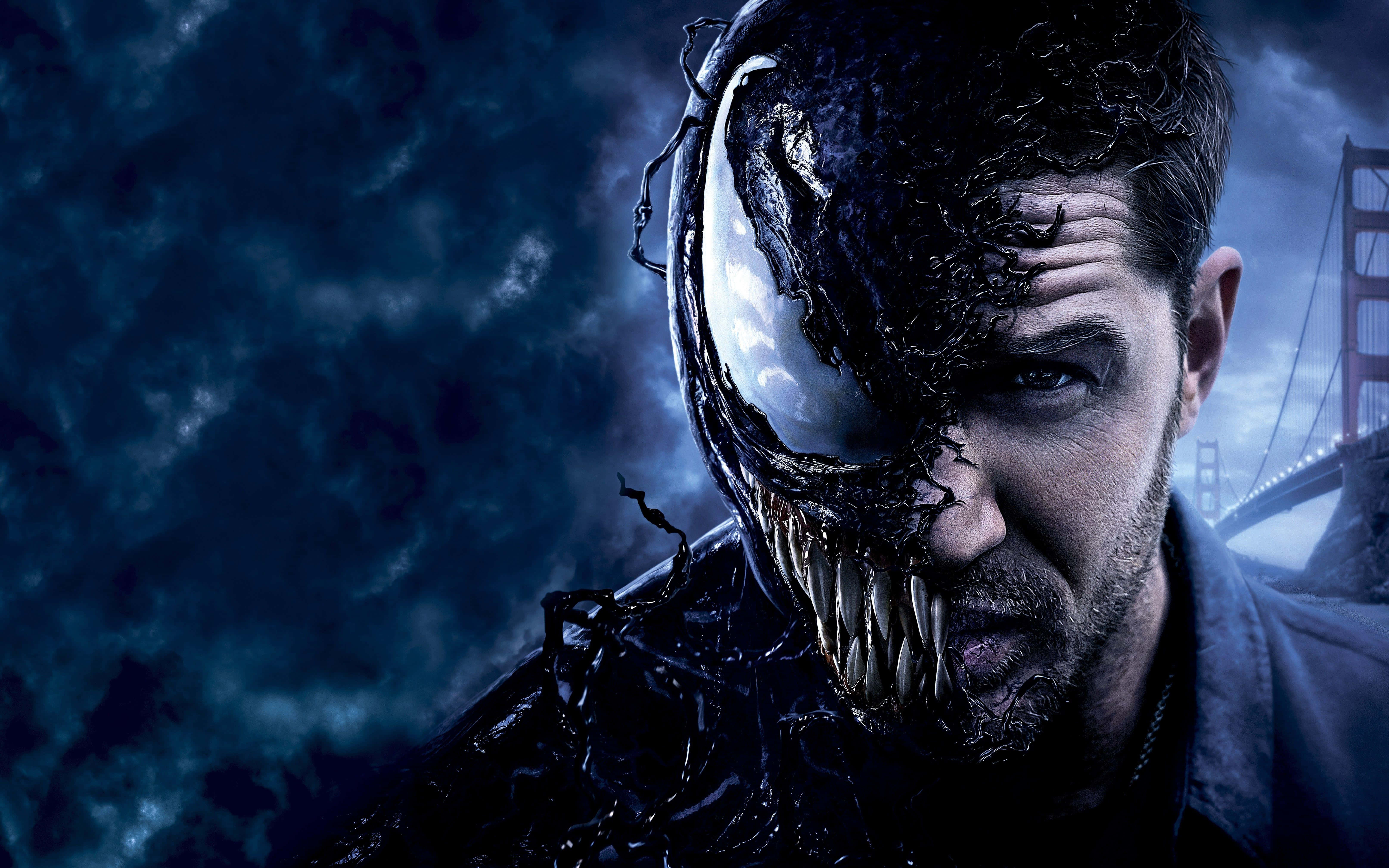 Tom Hardy Venom 桌布 壁紙 — 一個威脅性的毒液共生體與一個男人的臉融合，背景是暴風雨的天空和金門大橋。