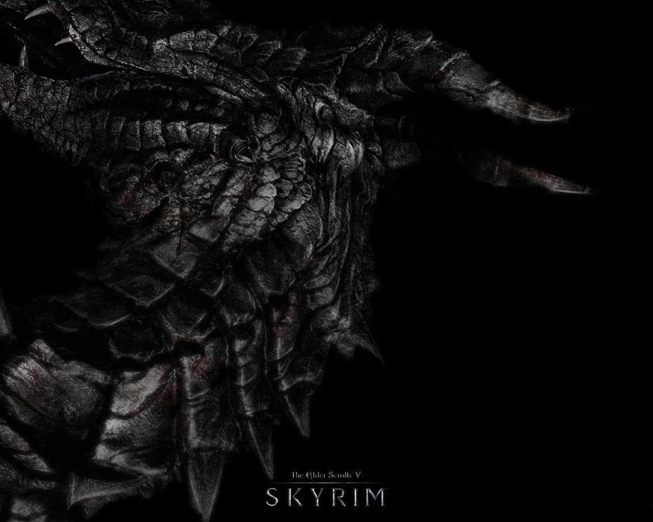 The Elder Scrolls V Skyrim 桌布 壁紙 — 一個威脅性的特寫，展示一個深色鱗片龍頭，帶有鋒利的角和發光的眼睛，背景為黑色。