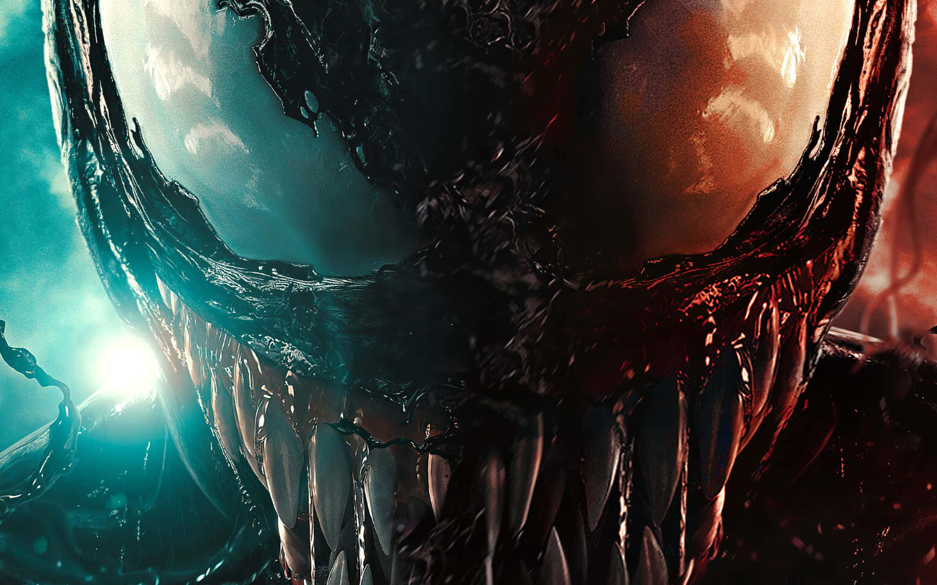 Carnage Vs Venom 桌布 壁紙 — 一個威脅性的特寫鏡頭，呈現毒液猙獰的面孔，發光的眼睛和鋒利的牙齒，背景是戲劇性的藍色和紅色。