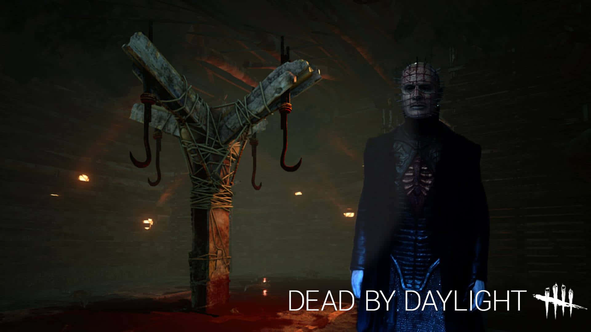 Dead By Daylight Killers 桌布 壁紙 — 一個威脅性的針頭站在沾滿血跡的刑具旁，處於昏暗的恐怖遊戲場景中。