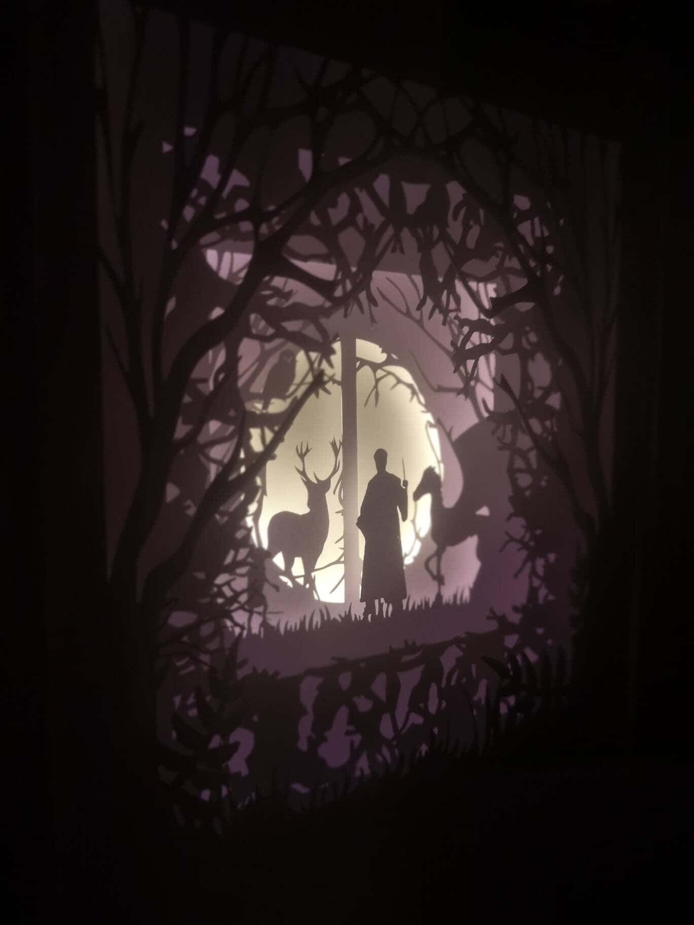 The Forbidden Forest 桌布 壁紙 — 一個孤獨的人物與鹿和馬的剪紙剪影，站在黑暗森林中發光的月亮前。